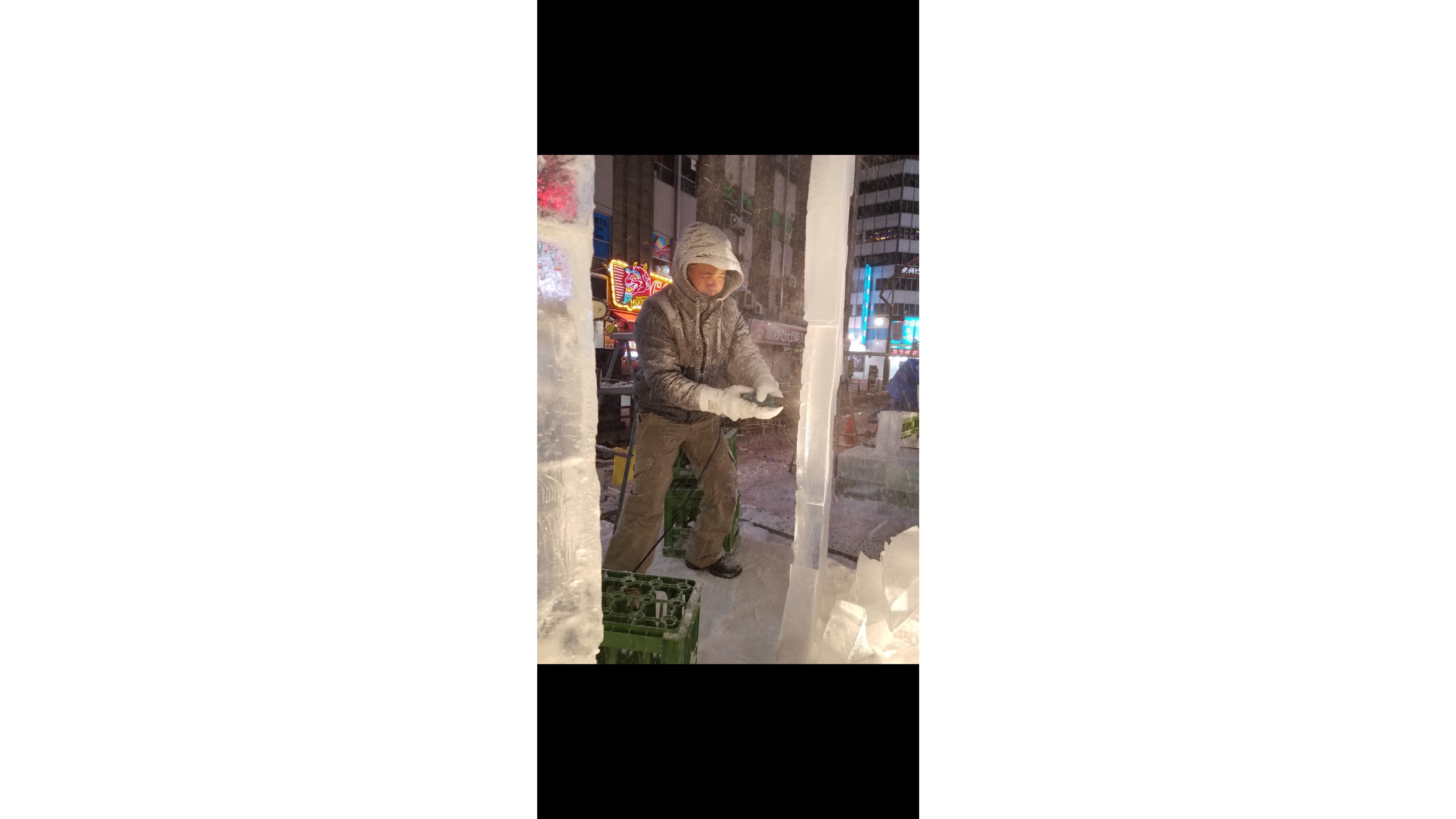 Darren Ho carving ice