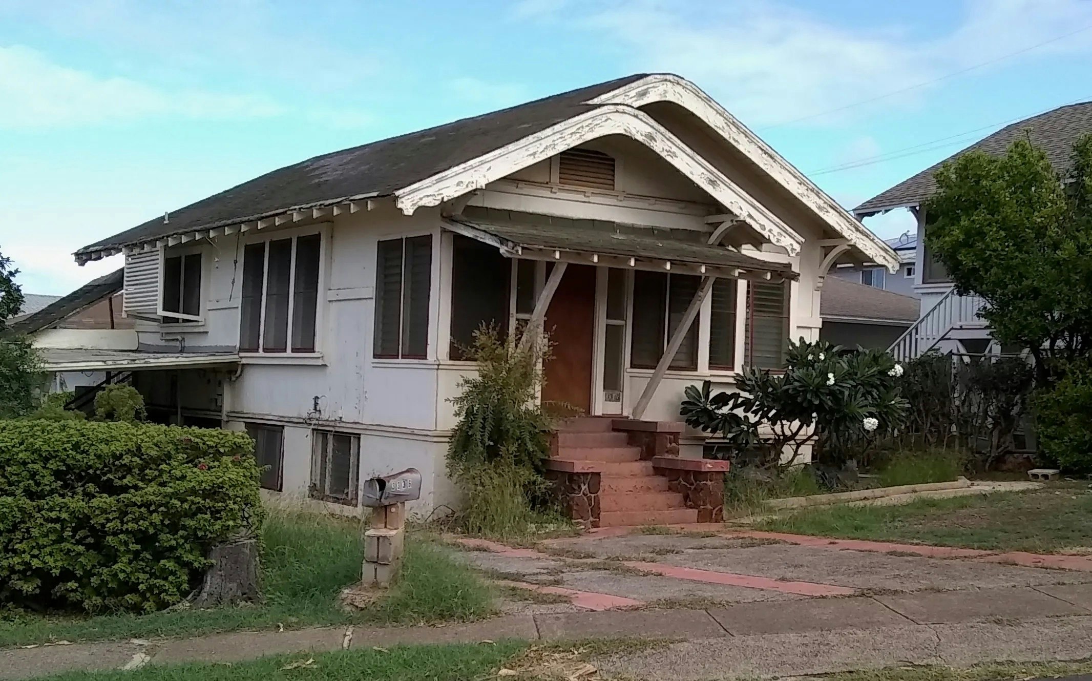 Photo of an old Kapahulu home.