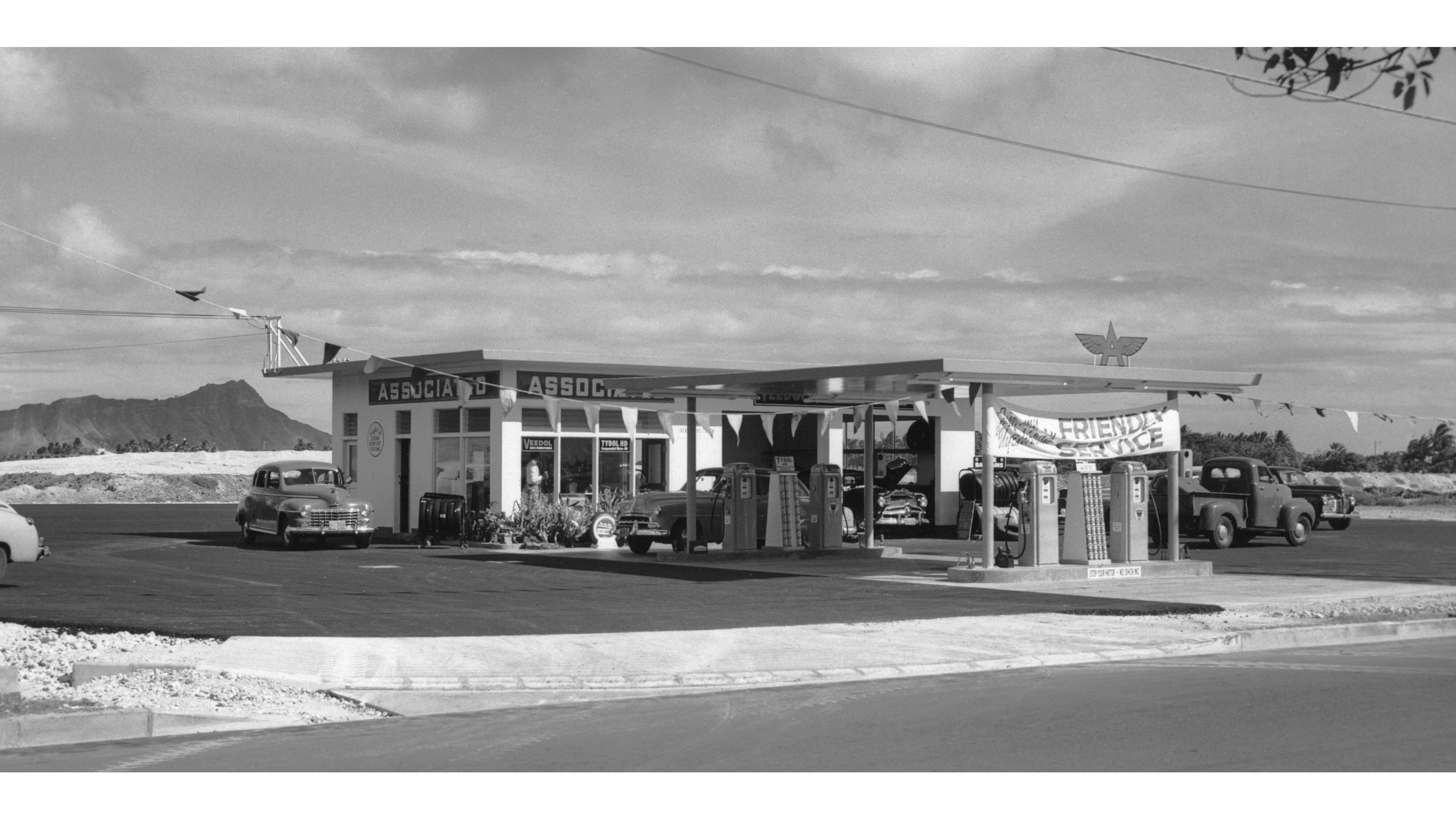 1952 gas station at Piikoi and Kona streets
