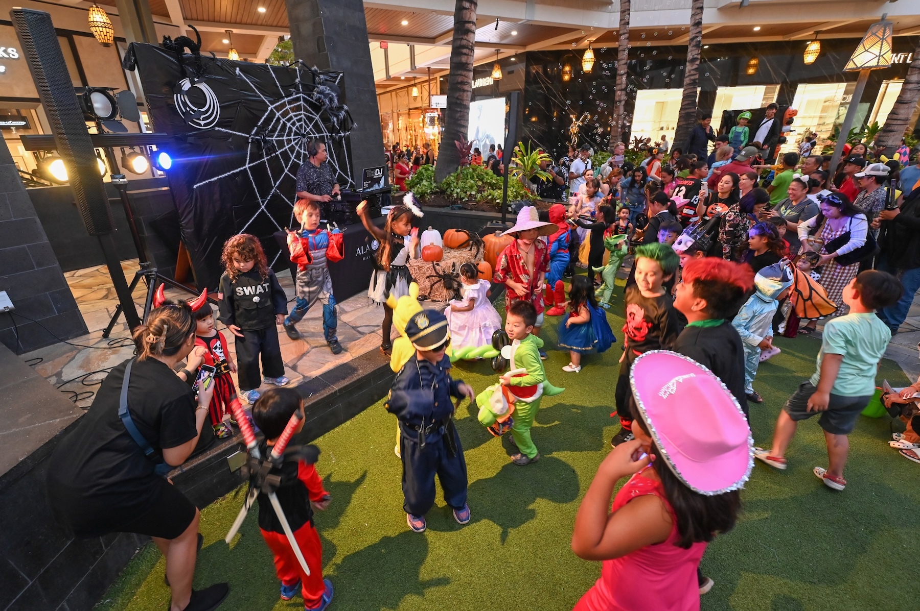 Ala-Ween Spooktacular at Ala Moana Center  features trick-or-treating at more than 100 stores and restaurants, plus a dance party, prize giveaways and complimentary balloon creations.