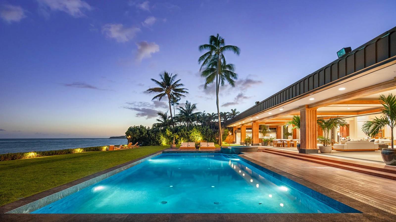 A photo of the pool and exterior of the Kāhala estate