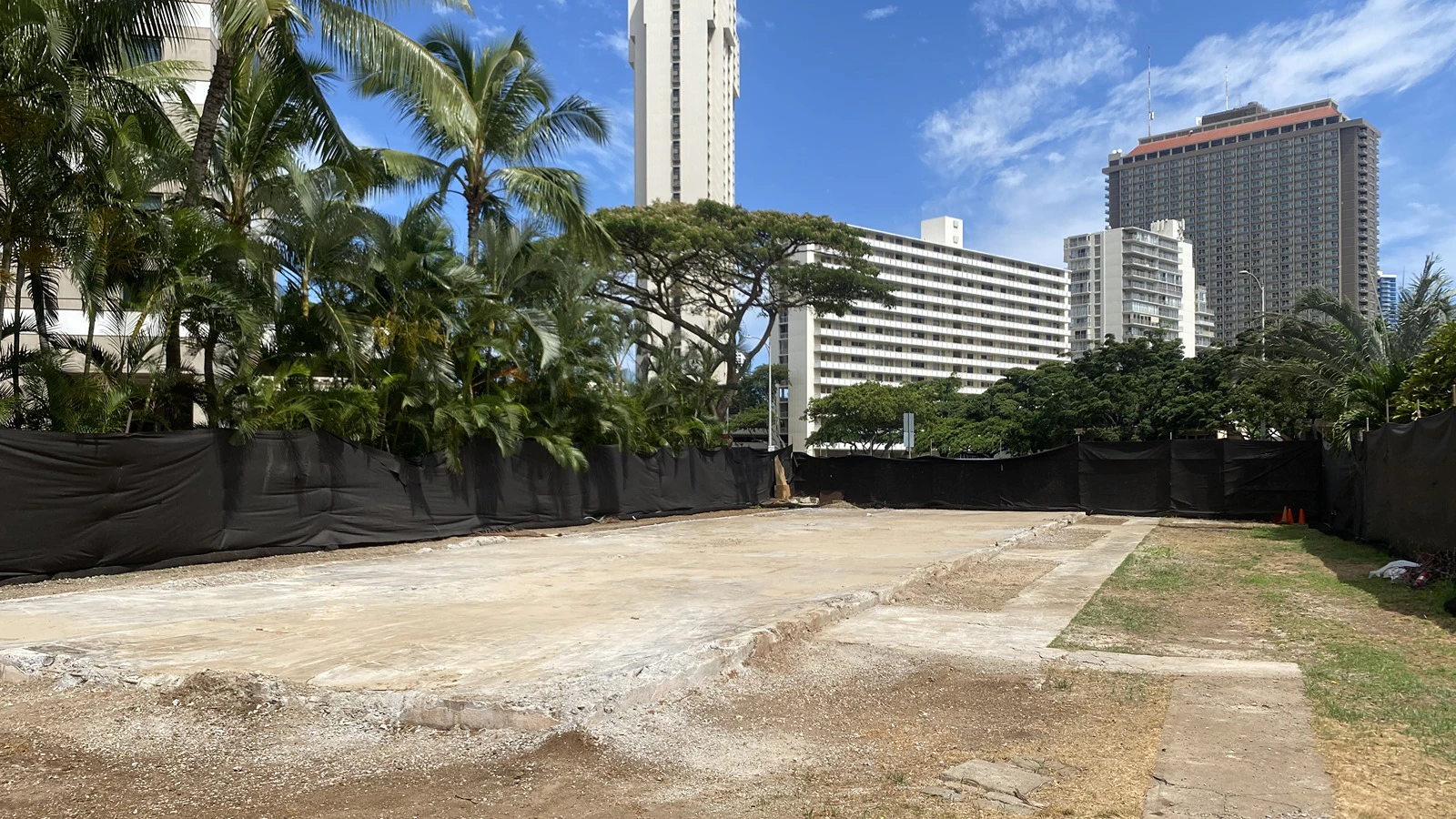 Demolition of an abandoned apartment at 1615 Ala Wai Blvd. in Waikīkī began earlier this month. The site has largely been cleared.