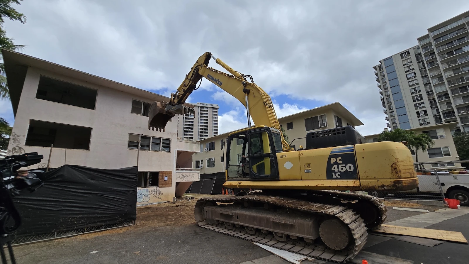 Demolition of abandoned Waikīkī apartment begins