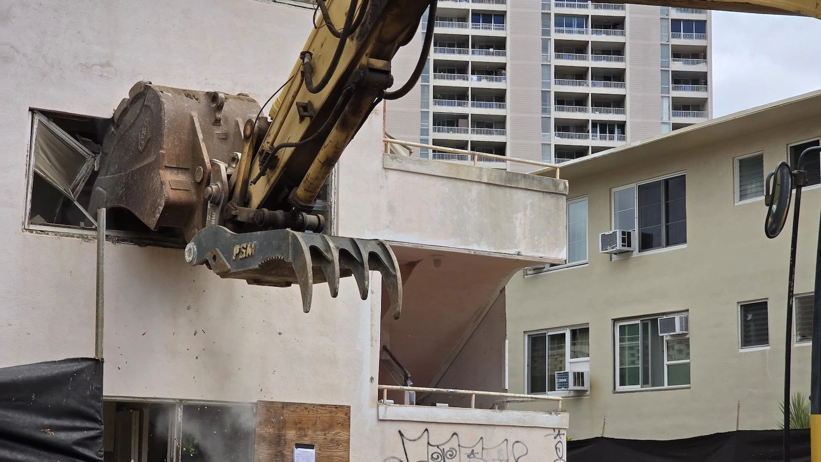 Demolition is now underway on this Waikīkī property owned by the City and County of Honolulu.