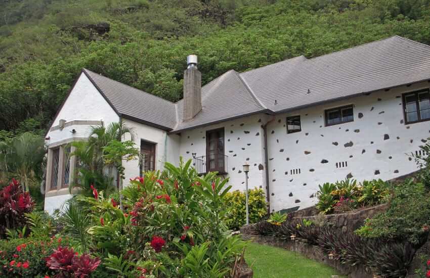 This home was designed by Hart Wood, a local architect credited for developing what is known as the "Hawaiʻi Regional Style." He helped design the Alexander & Baldwin building and Honolulu Hale, both in downtown Honolulu. This is a rare example of his residential work.