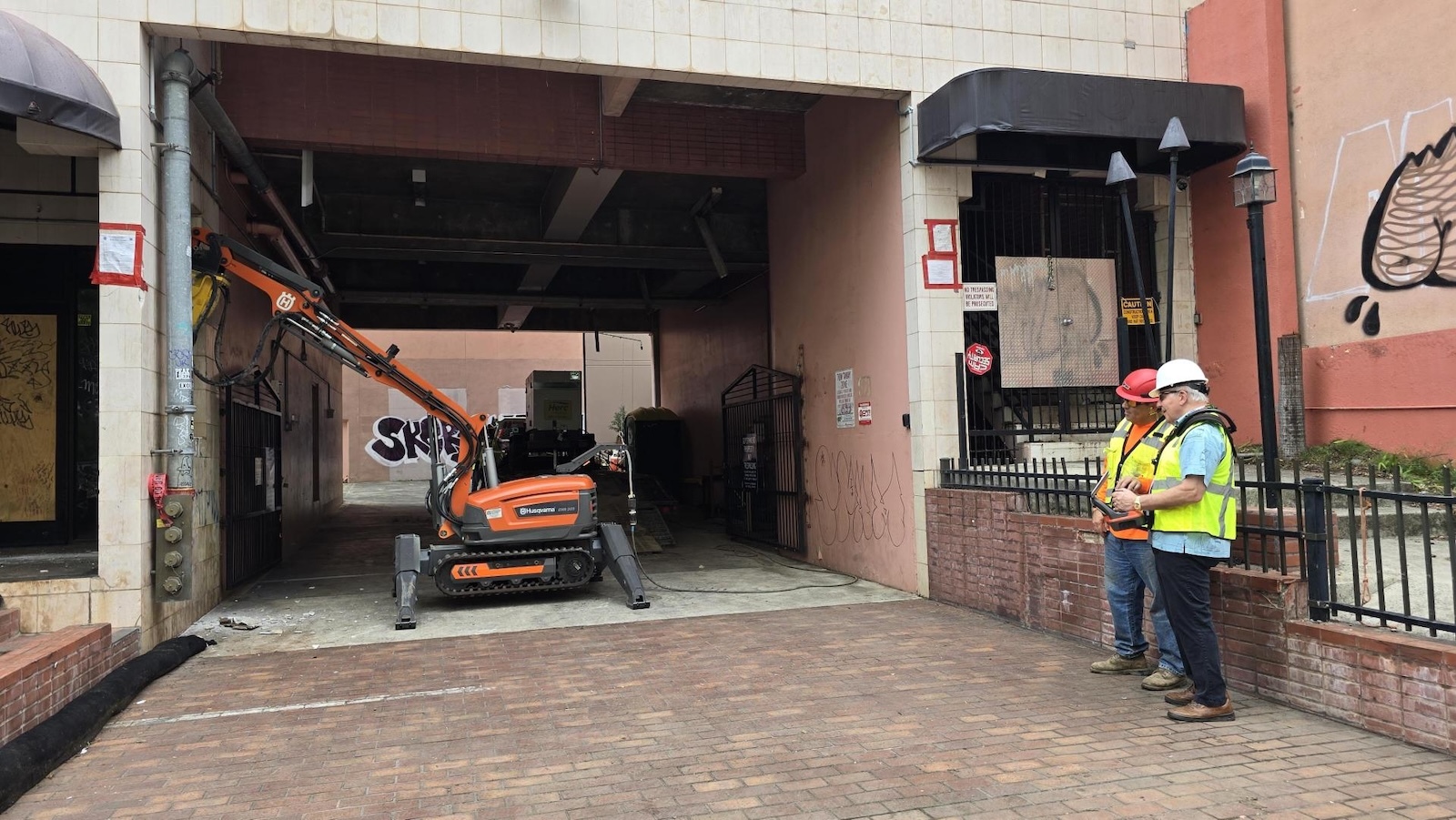 Mayor Rick Blangiardi joins the Northwest Demolition & Dismantling team for a demonstration of a specialized, remotely operated demolition robot being used to dismantle 436 Ena Road in Waikīkī.