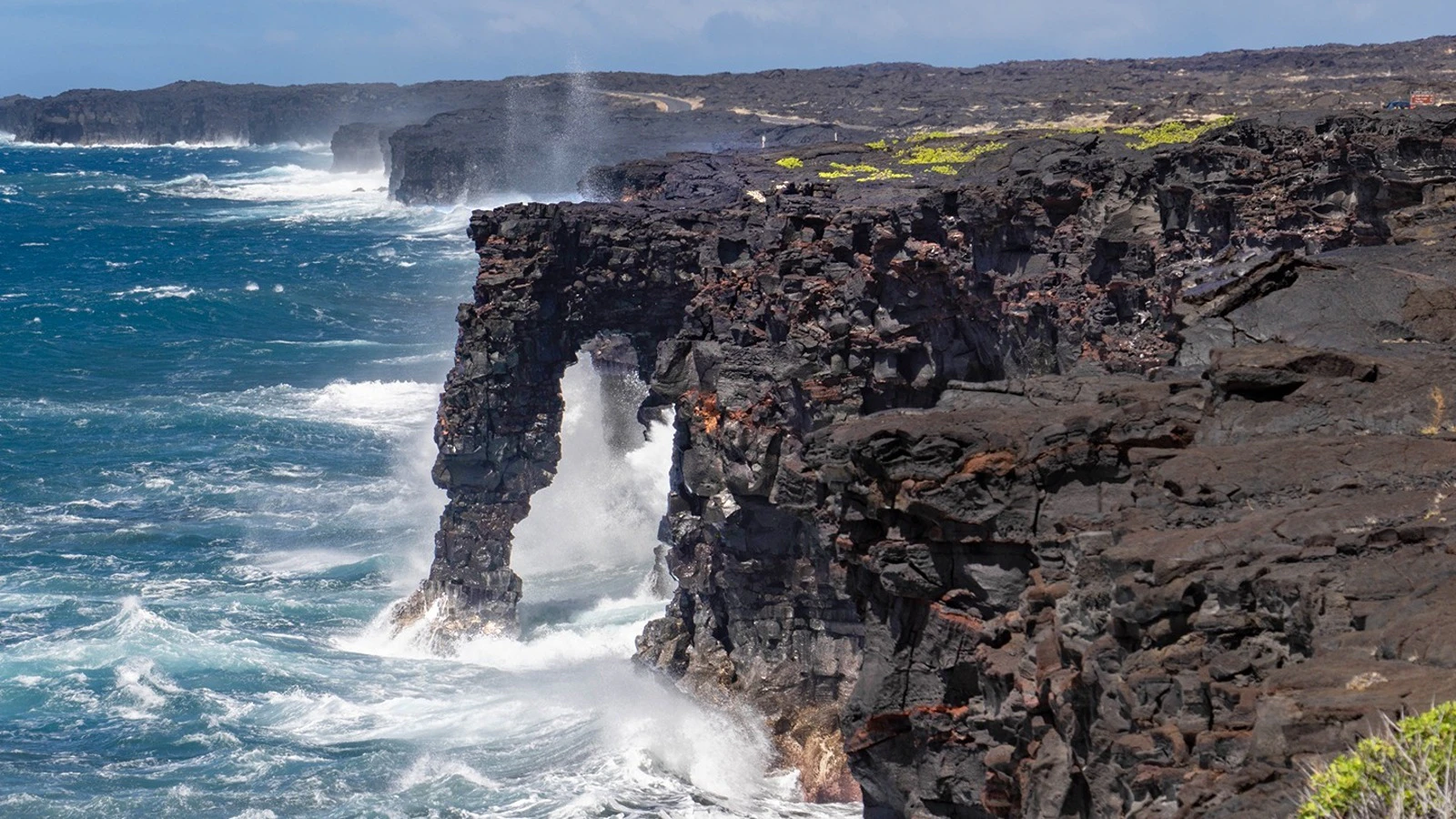 Hōlei Sea Arch and surf, 2022.