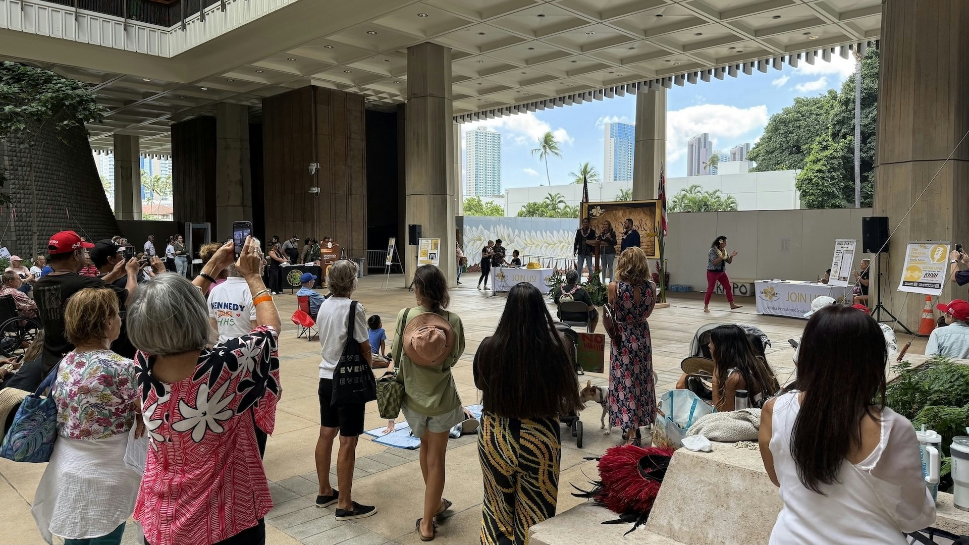 Group gathered at the Hawaii State Capitol.