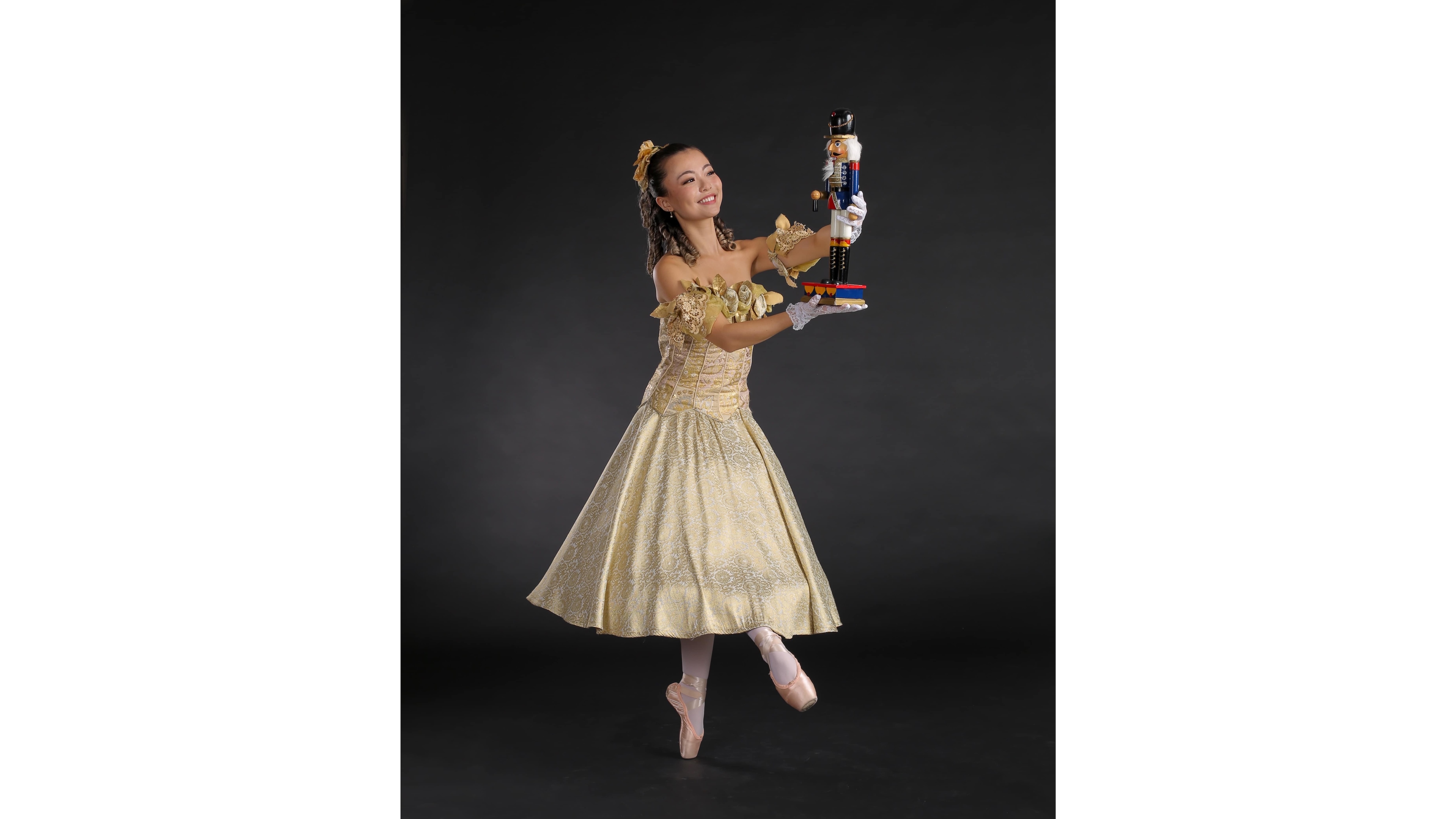 Aria Kaneshige as Clara.