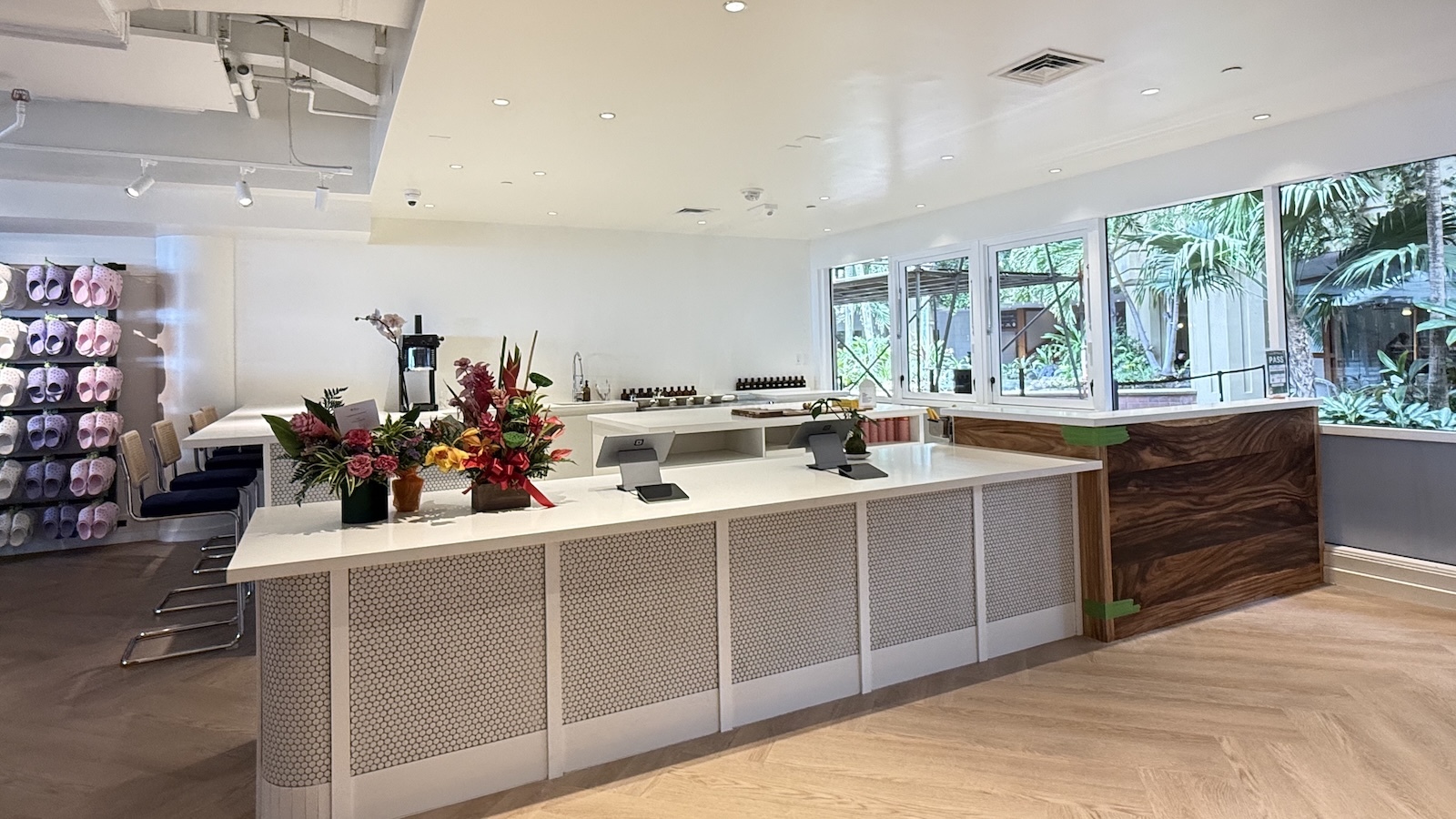 Asatos Waikiki interior