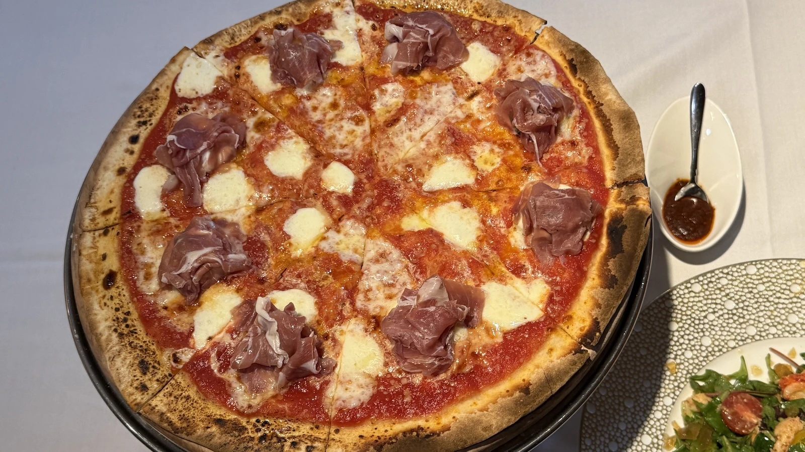 prosciutto and mascarpone pizza