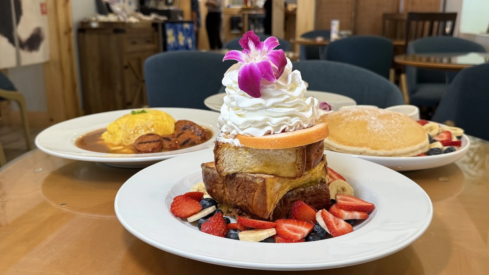 This Waikīkī brunch spot is also a sushi spot