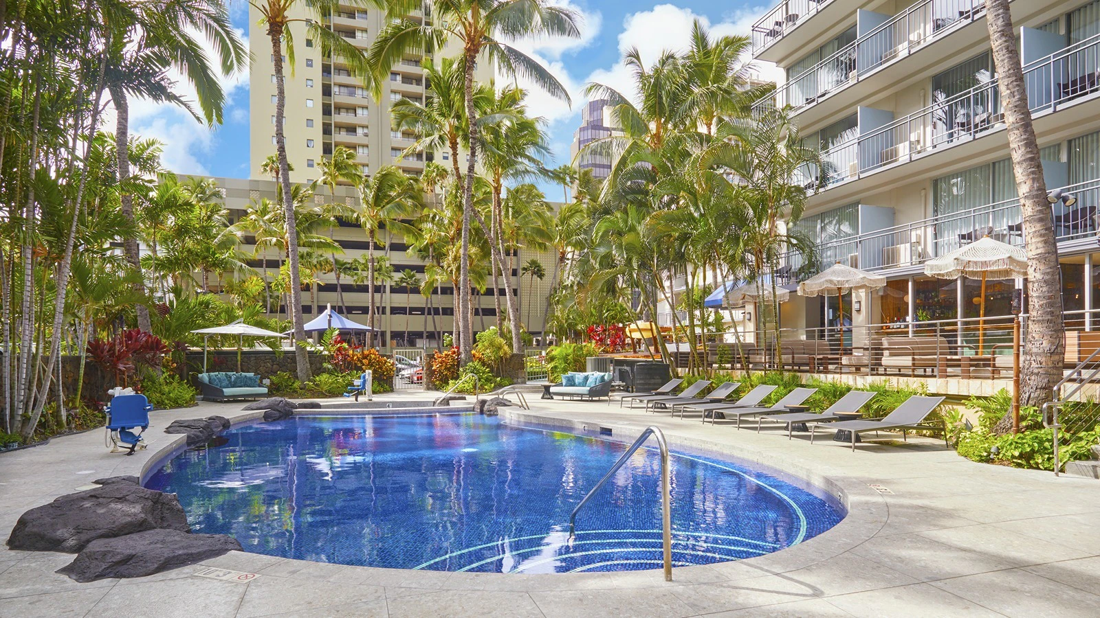 The pool at Courtyard by Marriott Waikīkī Beach