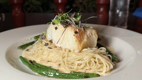 This iconic Waikiki restaurant has reopened