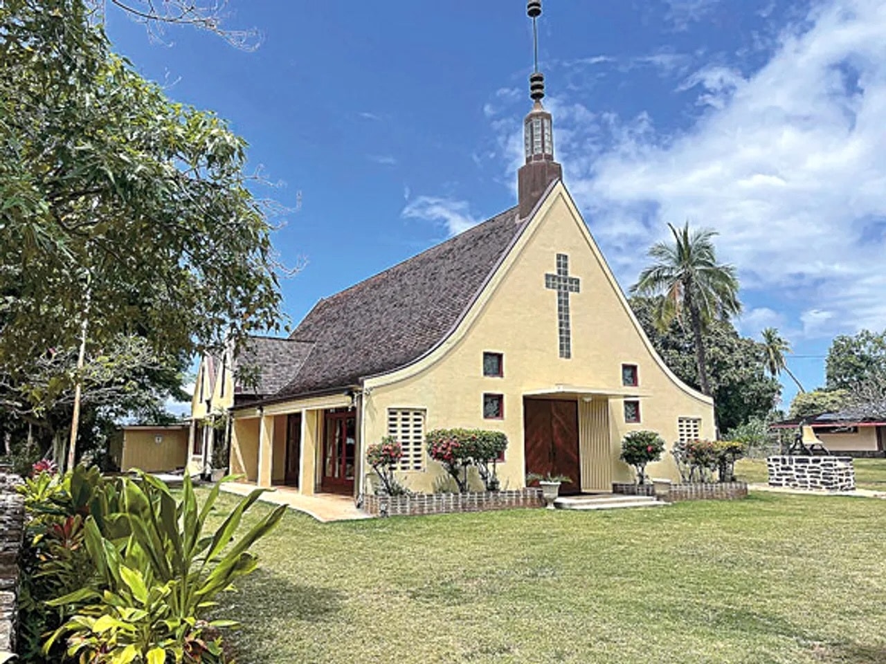 A photo of Waiola Church before the Lahaina fire.