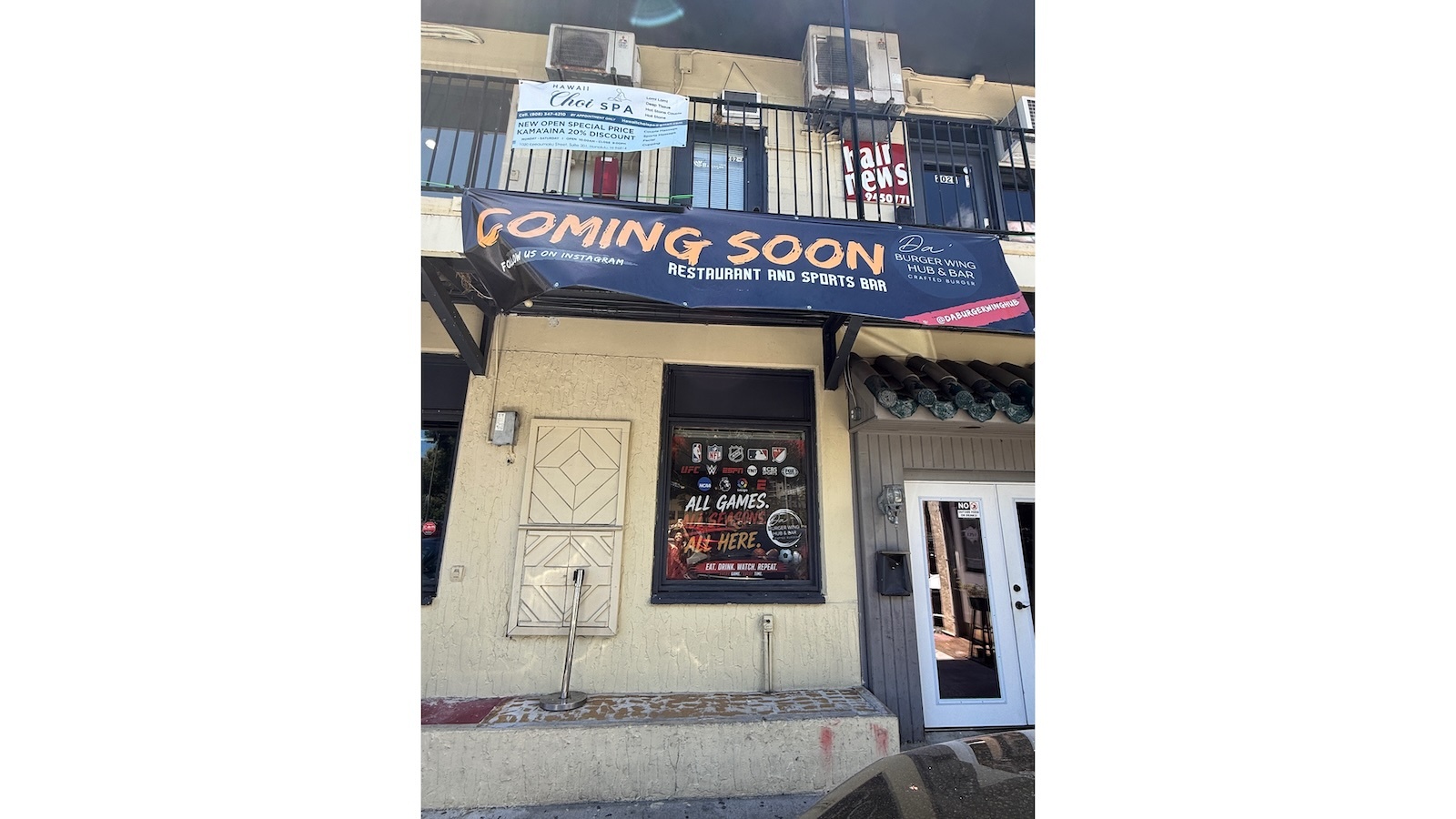 Da Burger Wing Hug sign