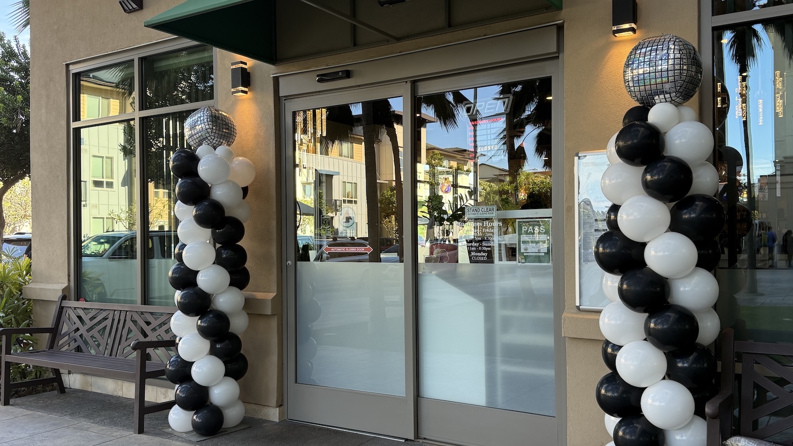 Da Burger Wing Hub entrance