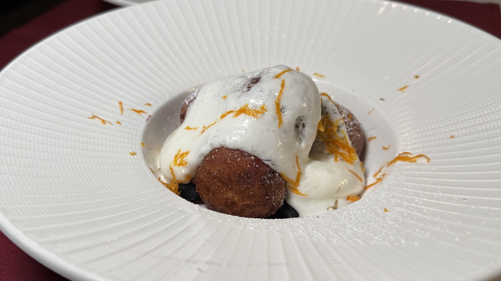 papanasi doughnut dessert