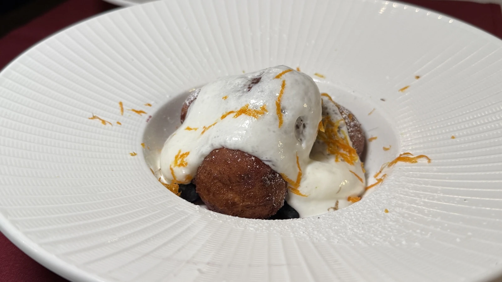 papanasi doughnut dessert