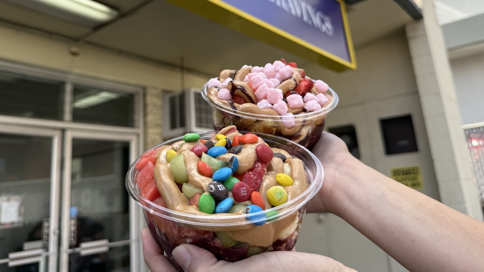 acai bowls with toppings