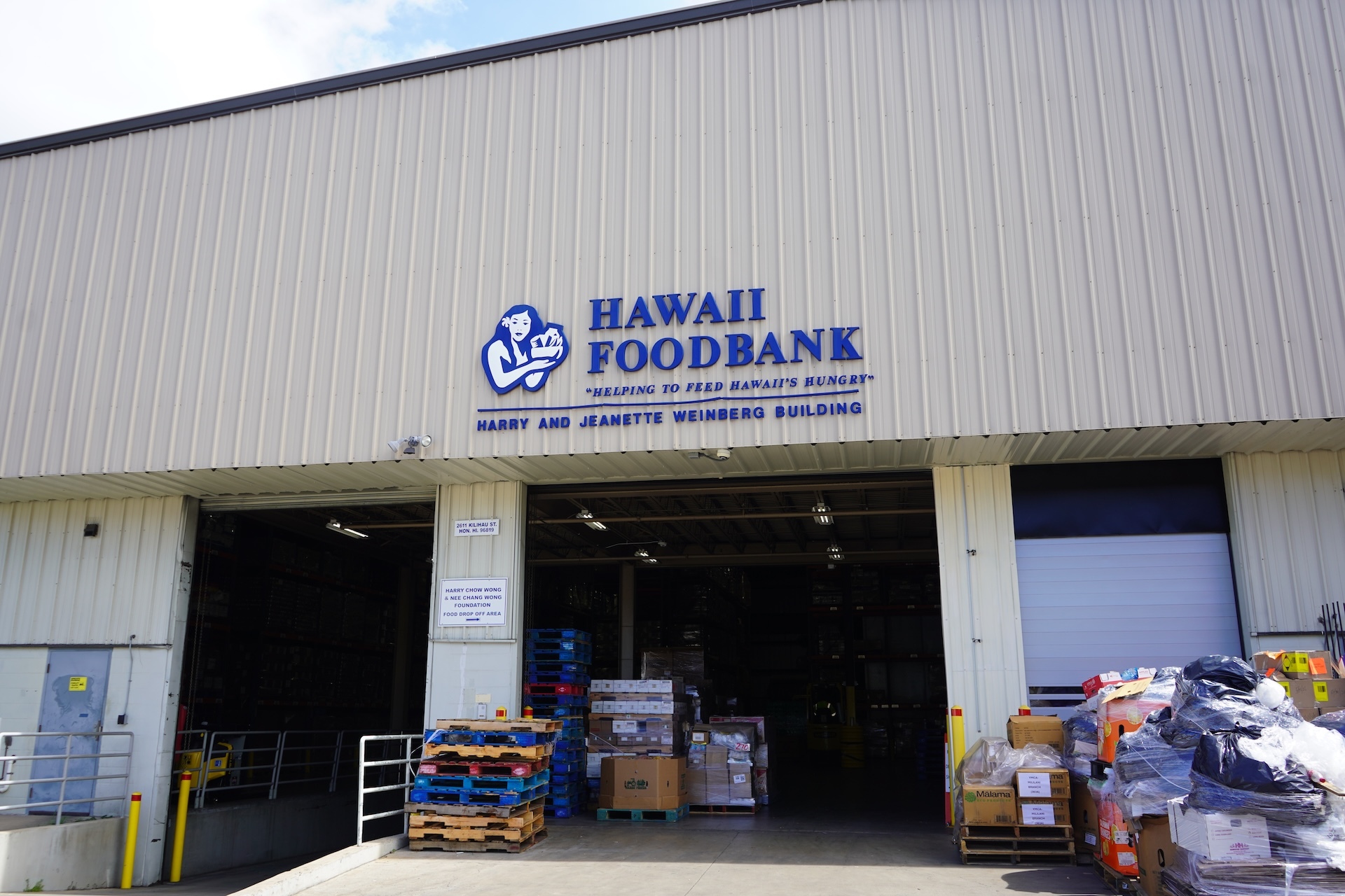 Overall, 32% of Hawaiʻi households — approximately 463,000 individuals — were food insecure in 2024-2025, per the latest The State of Food Insecurity Executive Summary report. Pictured is the nonprofitʻs 25,000 square-foot exterior warehouse in Mapunapuna, Oʻahu. It also has a warehouse on Kauaʻi. Photo by Kelsey Kukaua Medeiros.