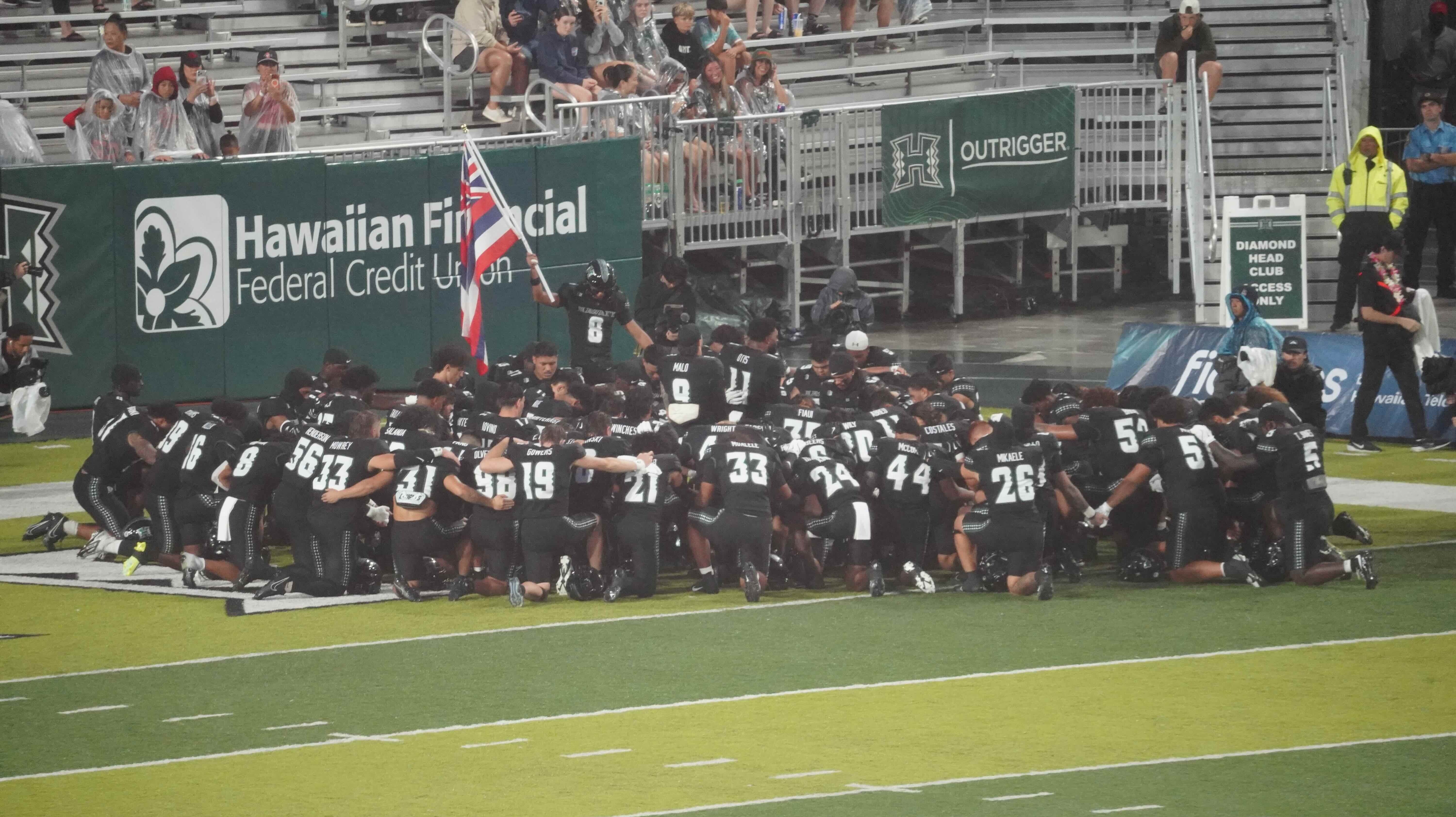 Hawaii football 110825