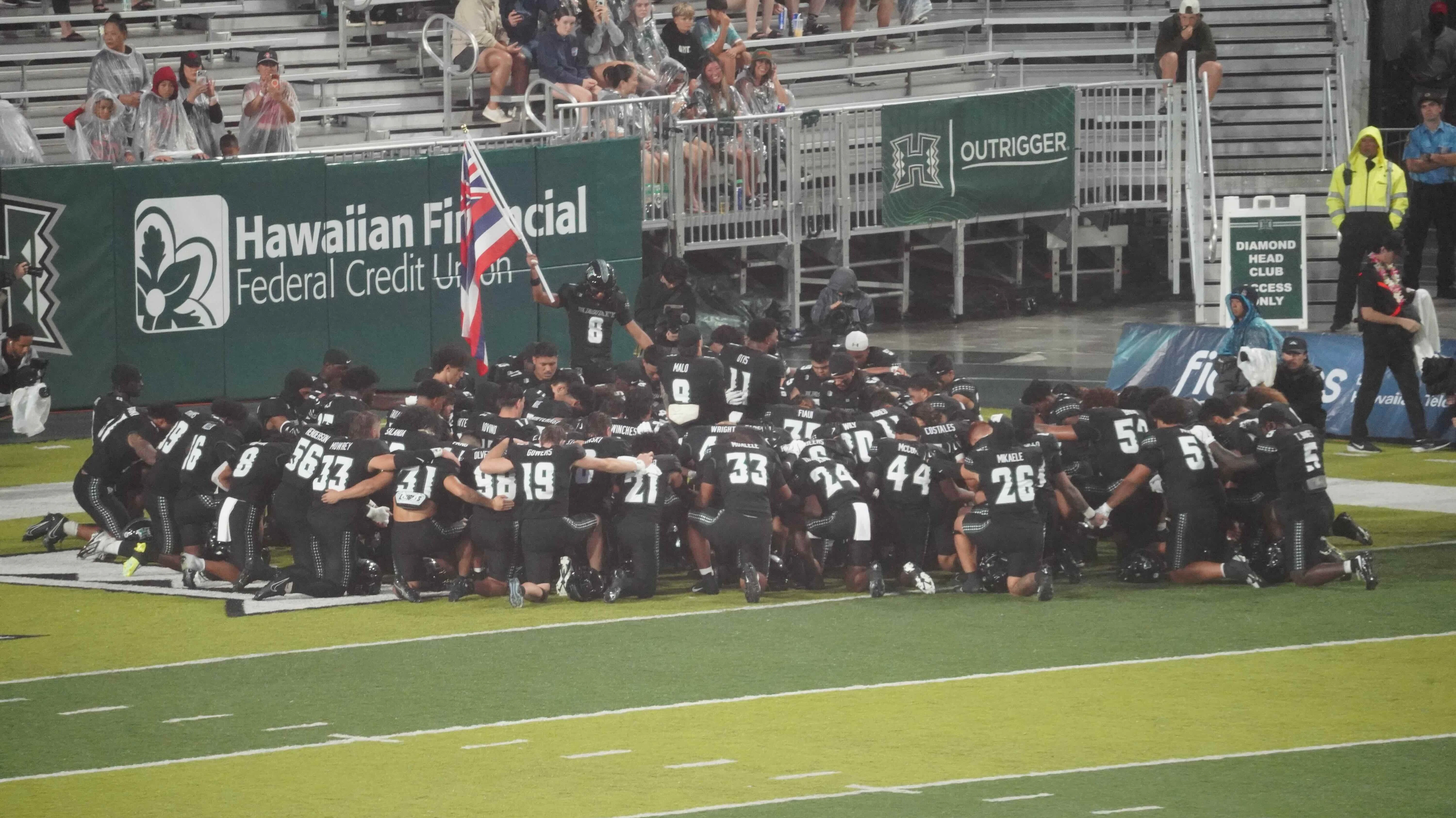 Hawaii football 110825
