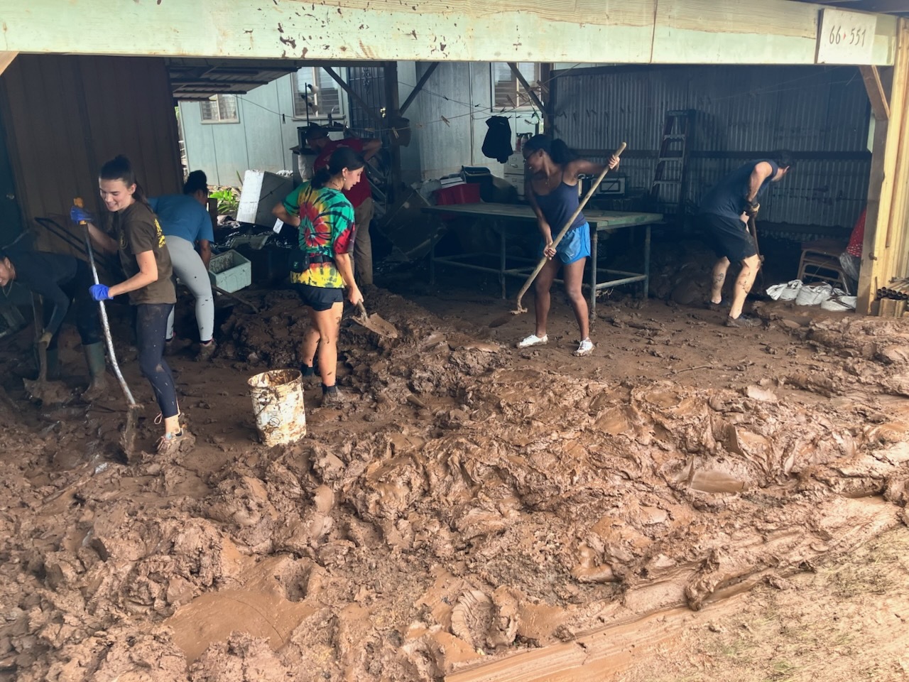 Volunteer crews mobilized on the North Shore of Oʻahu to help out their neighbors this week.