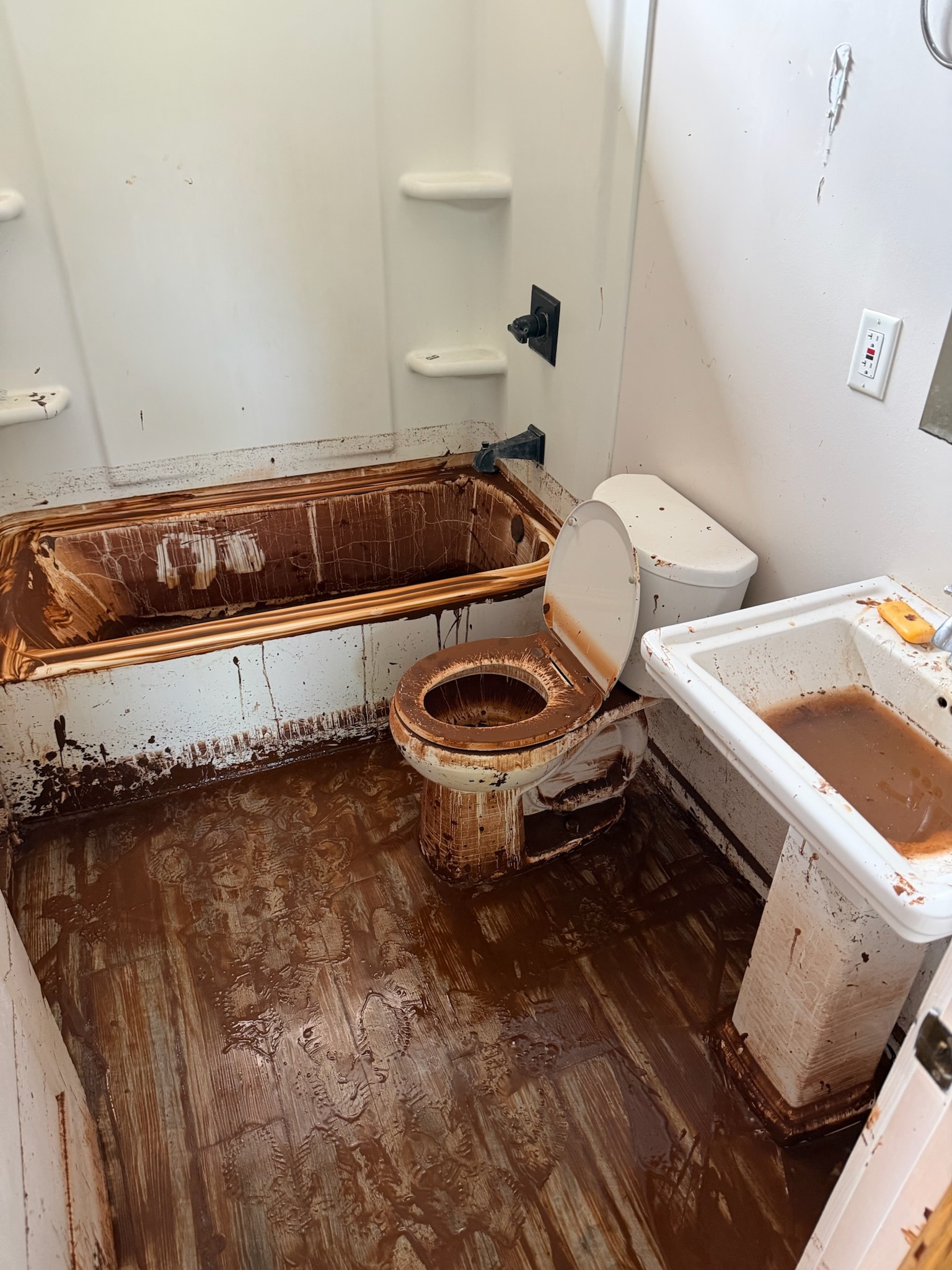 Volunteers cleaned up a mess in a neighborʻs home on Oʻahu's North Shore, following Kona Low 2.