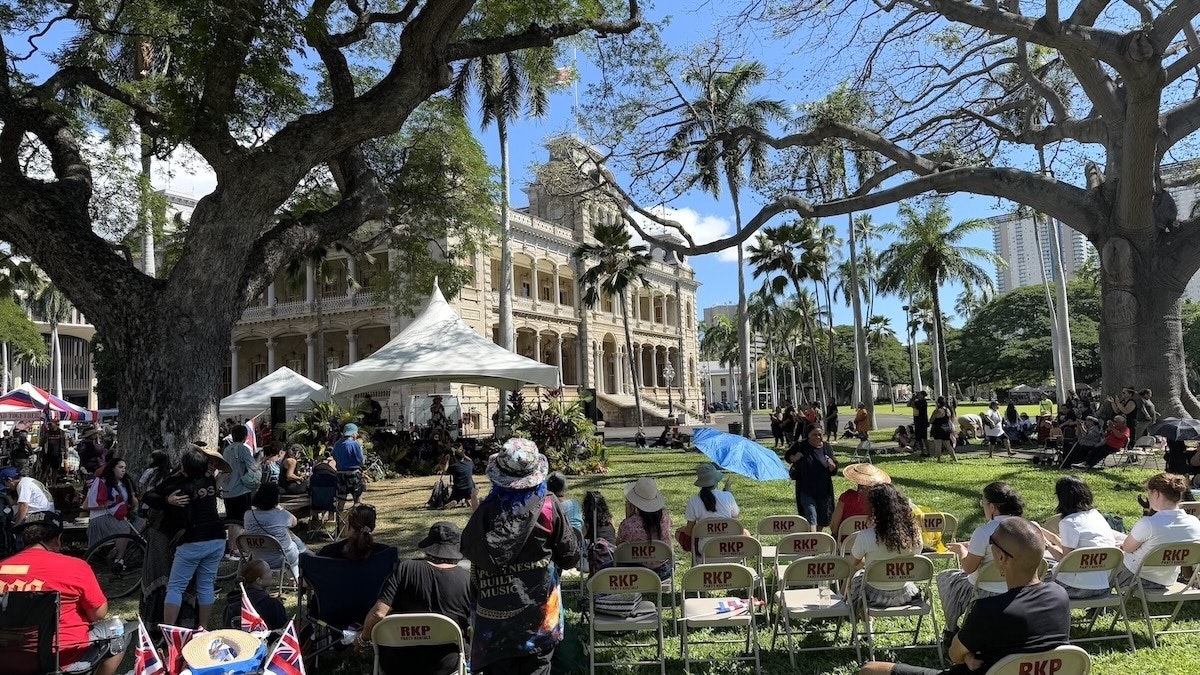 Honolulu's Iolani Palace with ohana and live music.