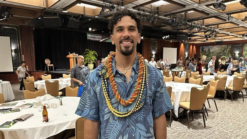 Former Hawai‘i star receiver John Ursua delivers speech at HHSAA Hall of Honor ceremony