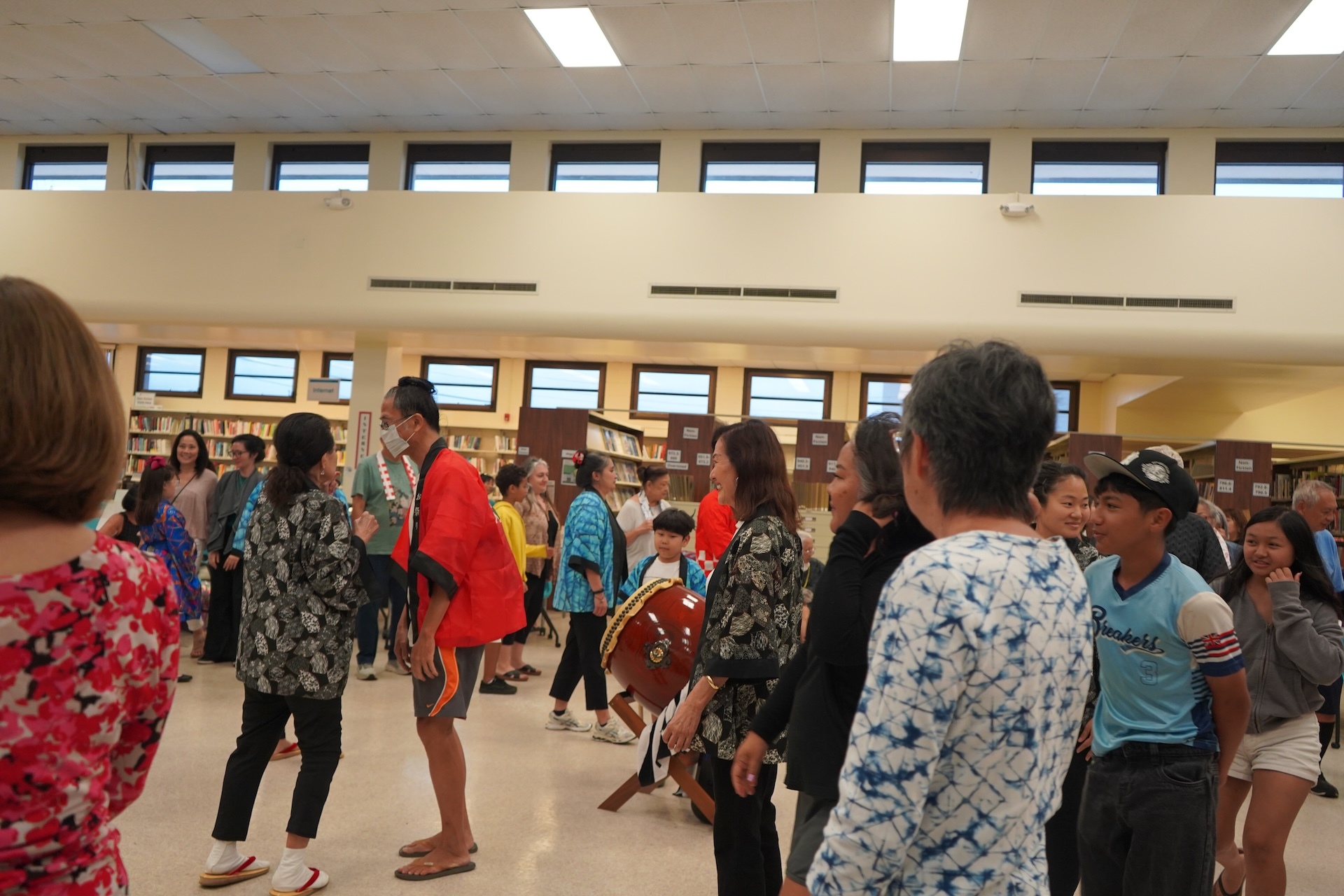 Dozens of dancers were in attendance, varying in age from keiki to kūpuna, some dressed in happi coats, causal kimonos (yukata) and wooden-soled sandals (geta).