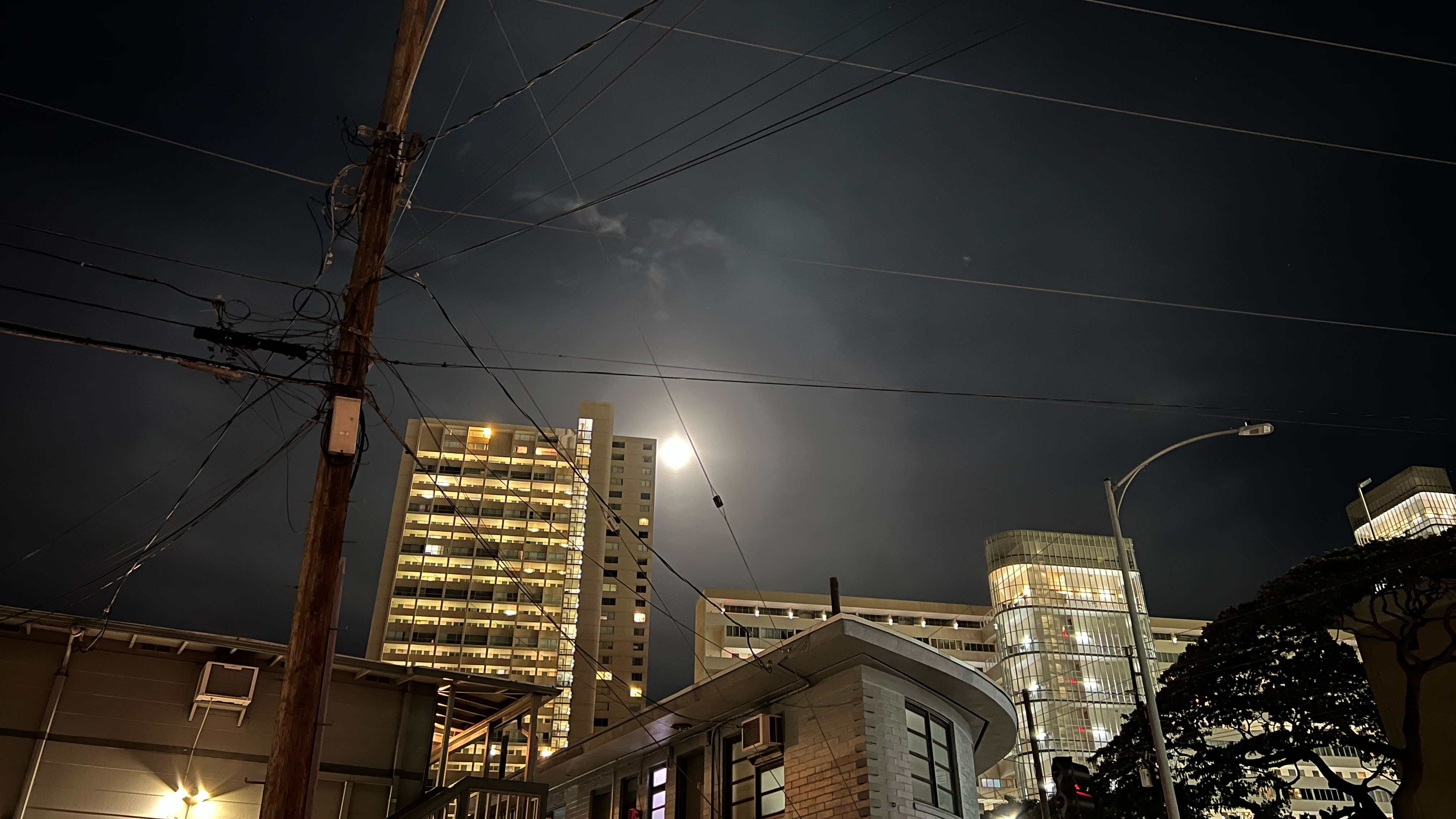 Moon over Mō‘ili‘ili
