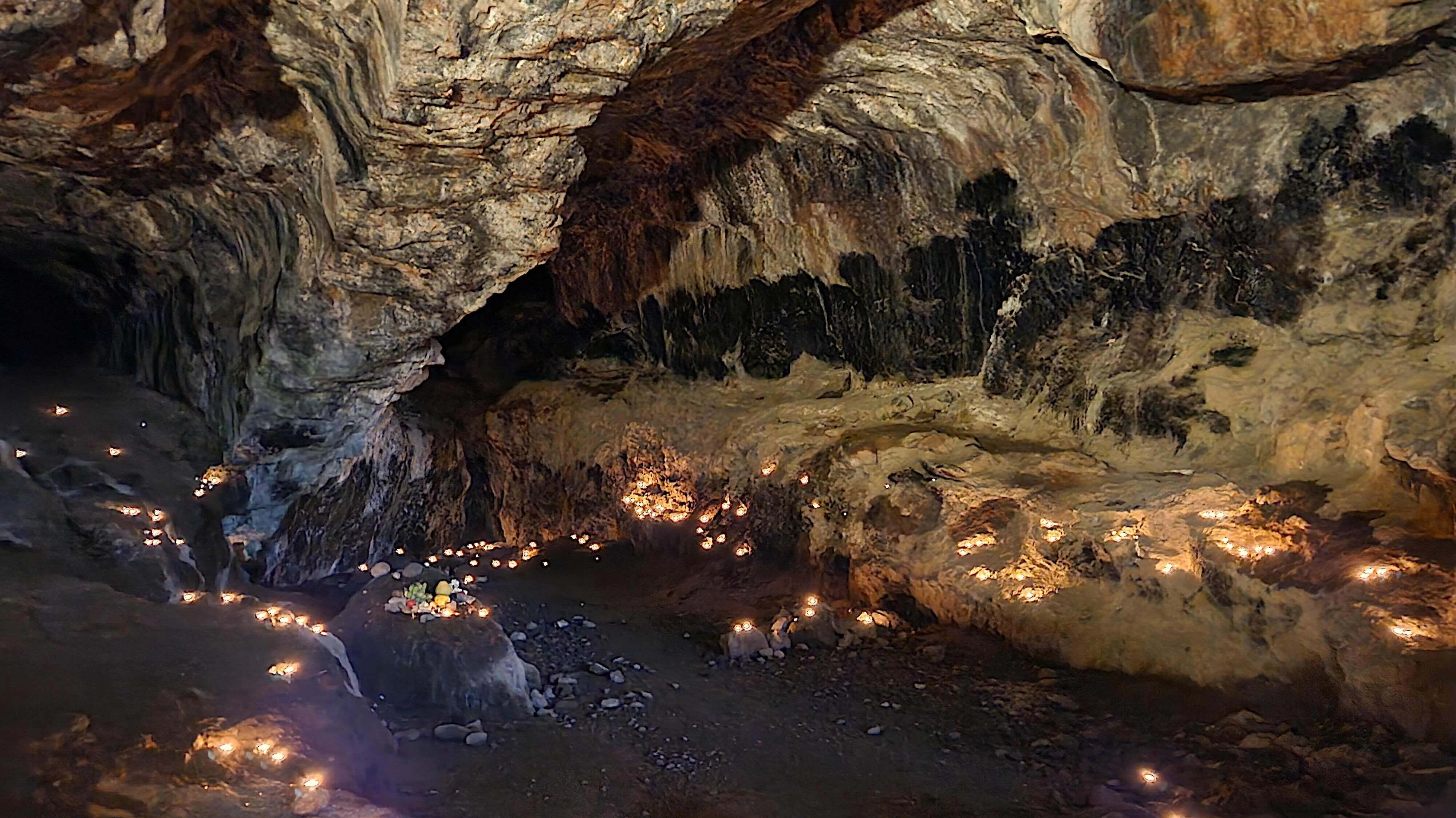Kāneana Cave on the Wai‘anae Coast near Mākua.
