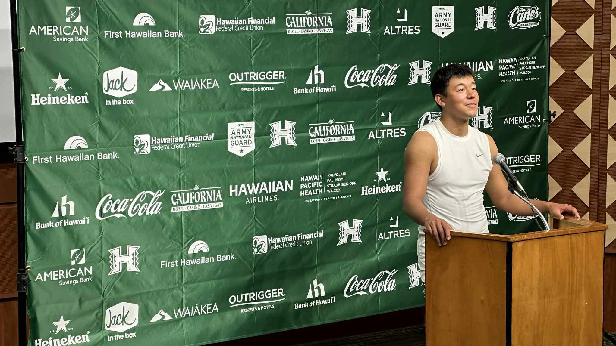Matsuzawa's perfect day leads Hawai‘i football to season-opening victory over Stanford