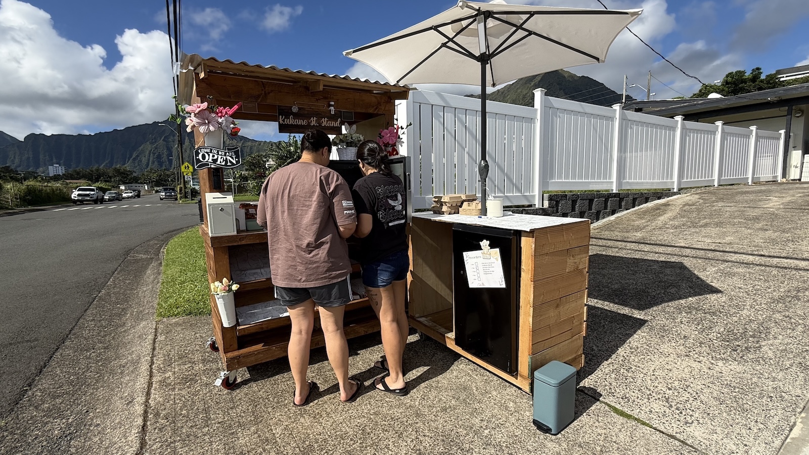 customers at stand