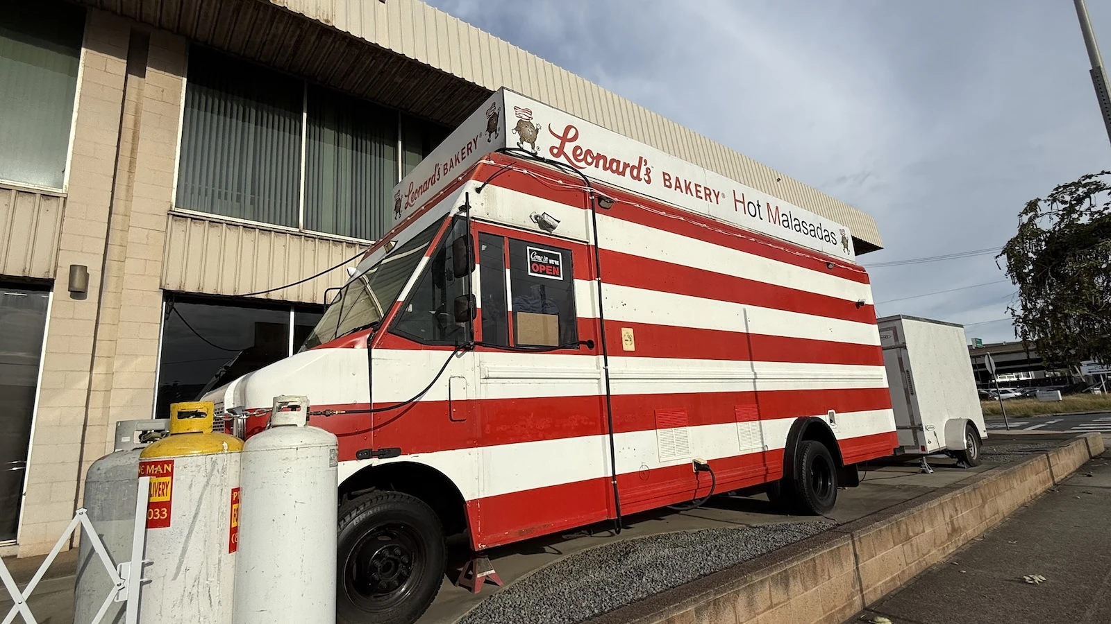 Leonard's Bakery malasada mobile airport location