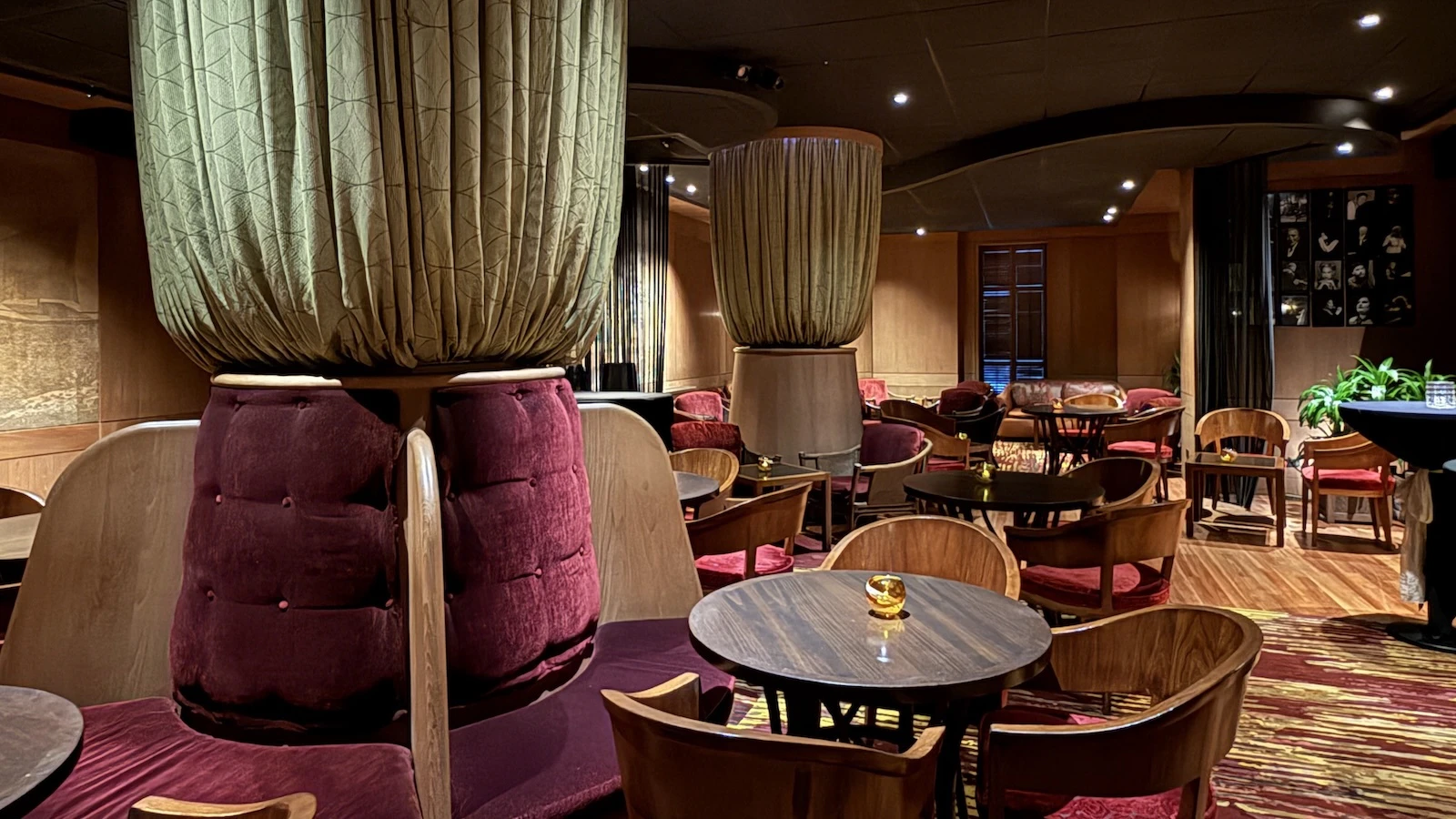 Lewers Lounge interior