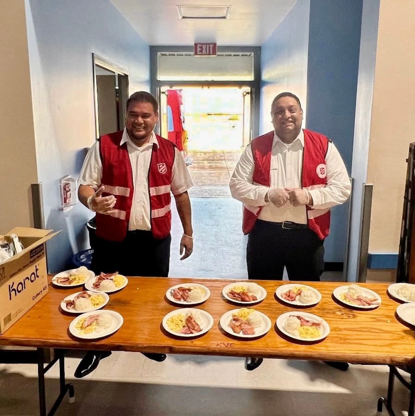 Lihue Corps Officer Lt. Faaoloviti Faasavalu and Hanapepe Corps Officer Lt. Jose Gonzalez serving hot meals Wednesday morning at Kauaʻi Veterans Center.