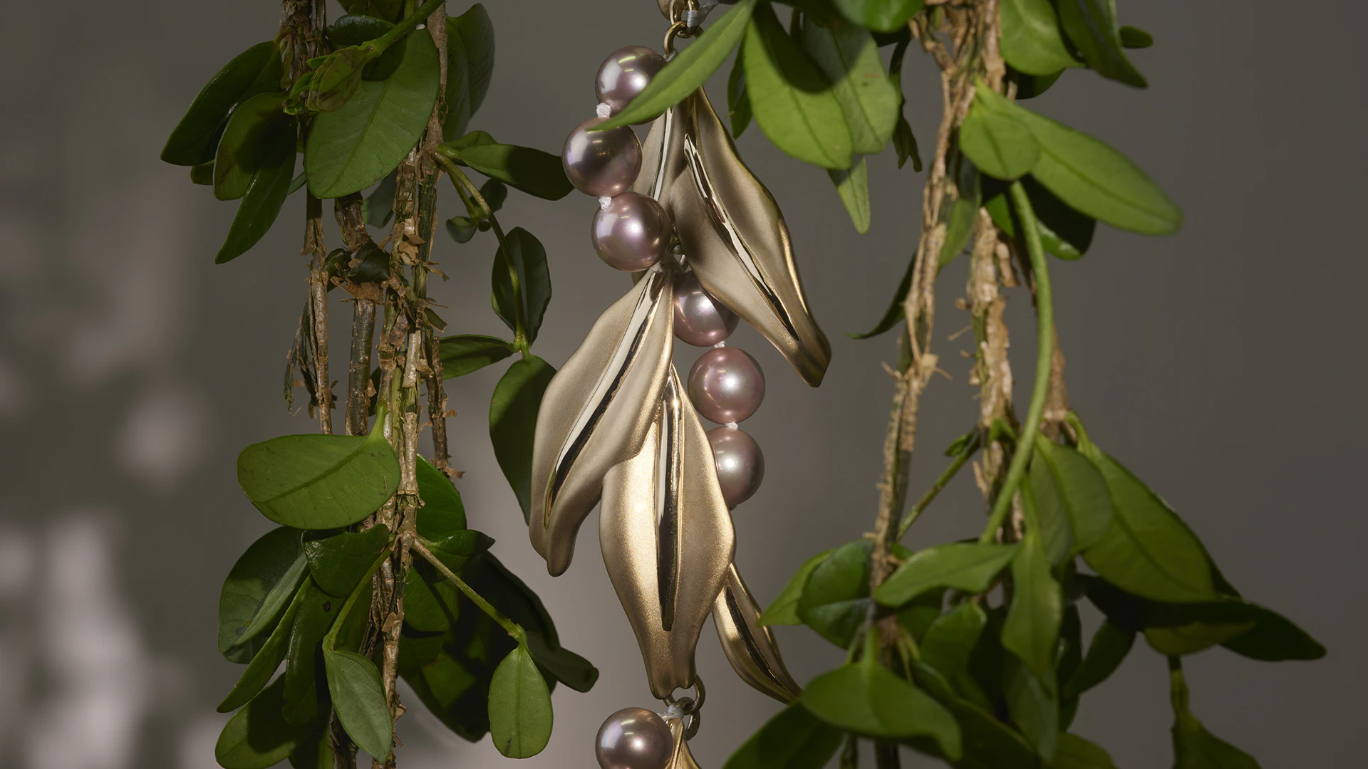 Kalani Peʻa wore this lei, created by Maui Divers Jewelry, to the Grammy Awards. It features purple pearls.