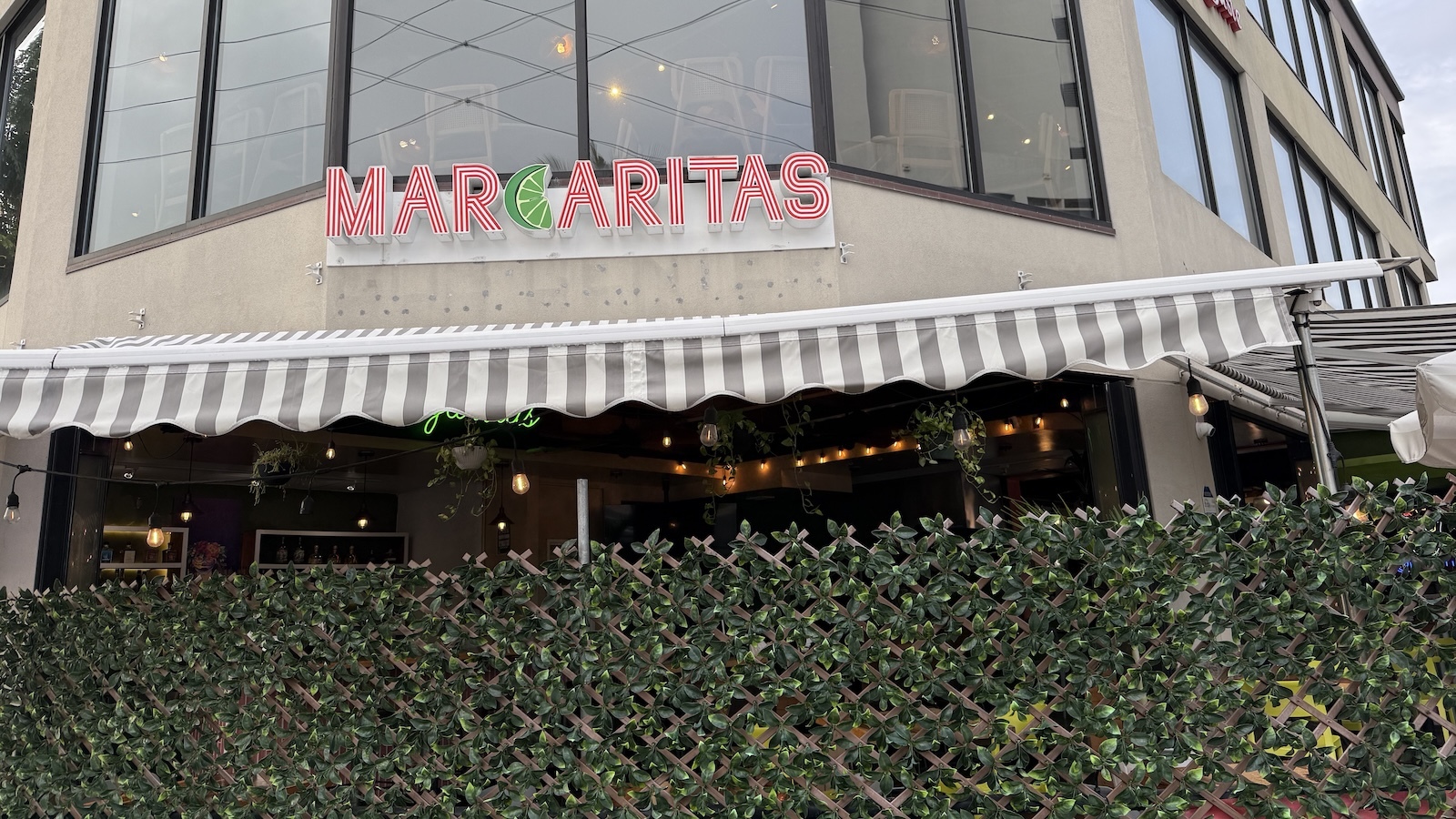 Margaritas Hawaii sign