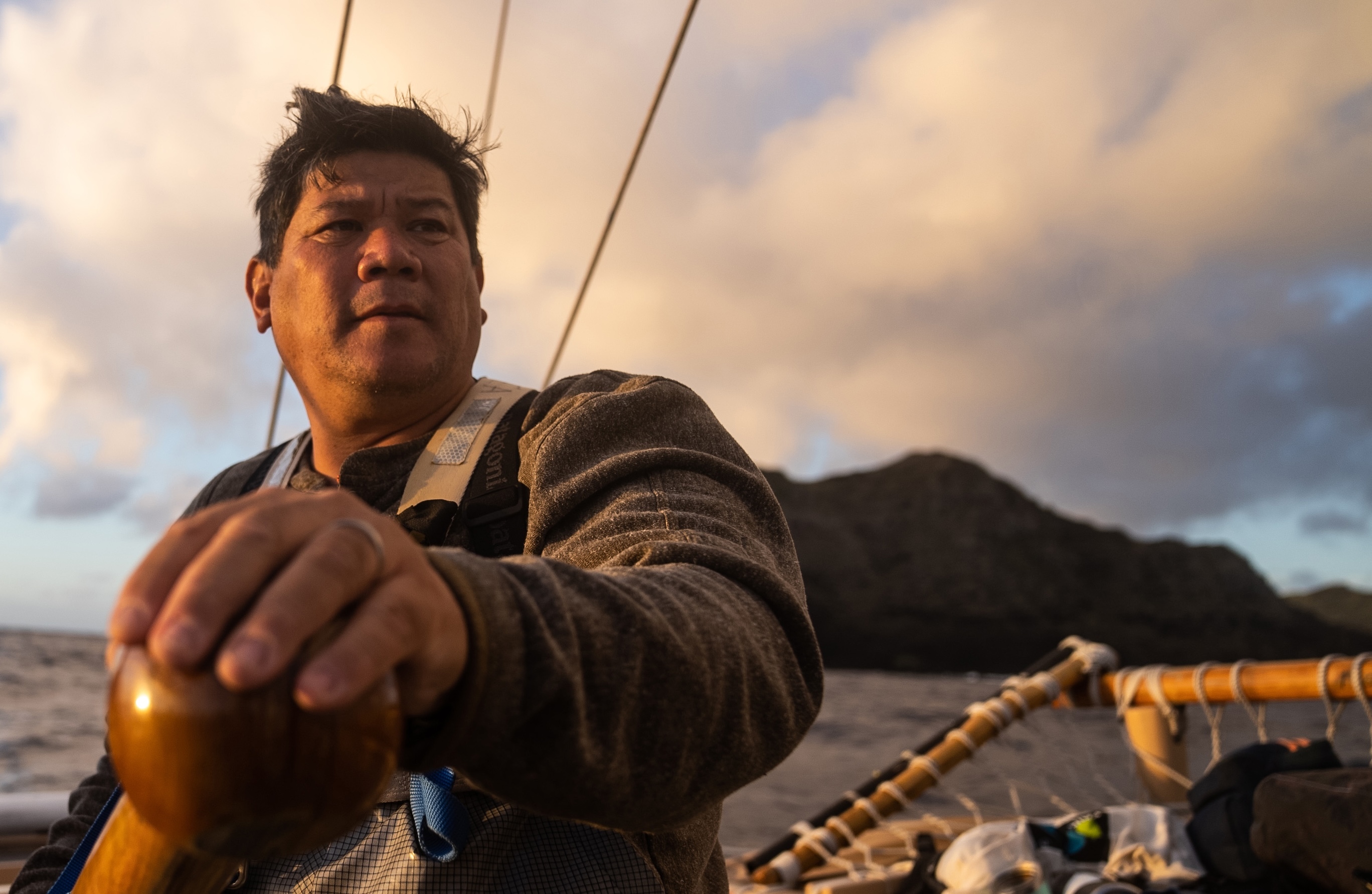 Mark Ellis, the education director for the Polynesian Voyaging Society, steers Hōkūleʻa.