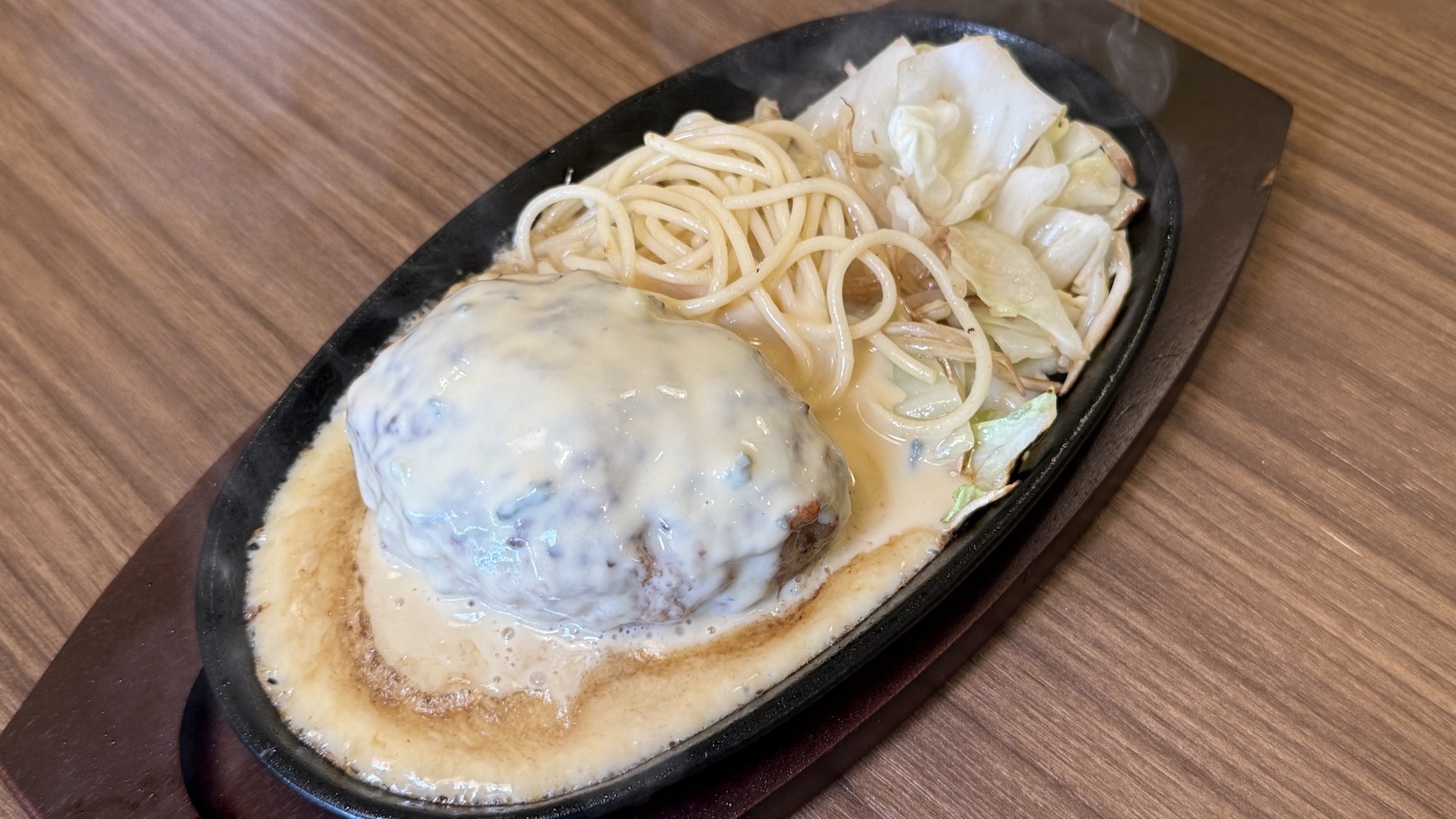 Hamburger steak with gorgonzola cheese