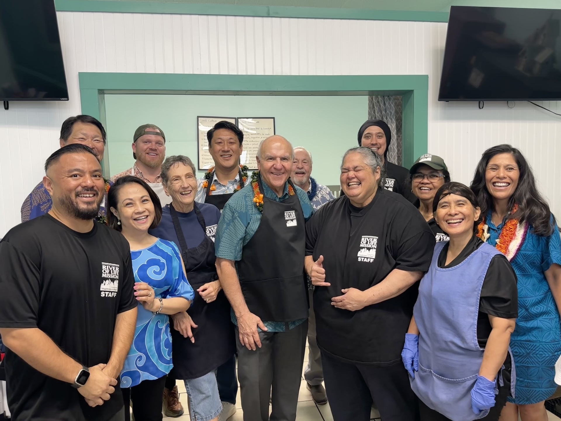 Government officials, staff, board members and community volunteers gathered in Chinatown at River of Life Mission, clothed with aprons and gloves, to celebrate 40 years of service to the Oʻahu community.