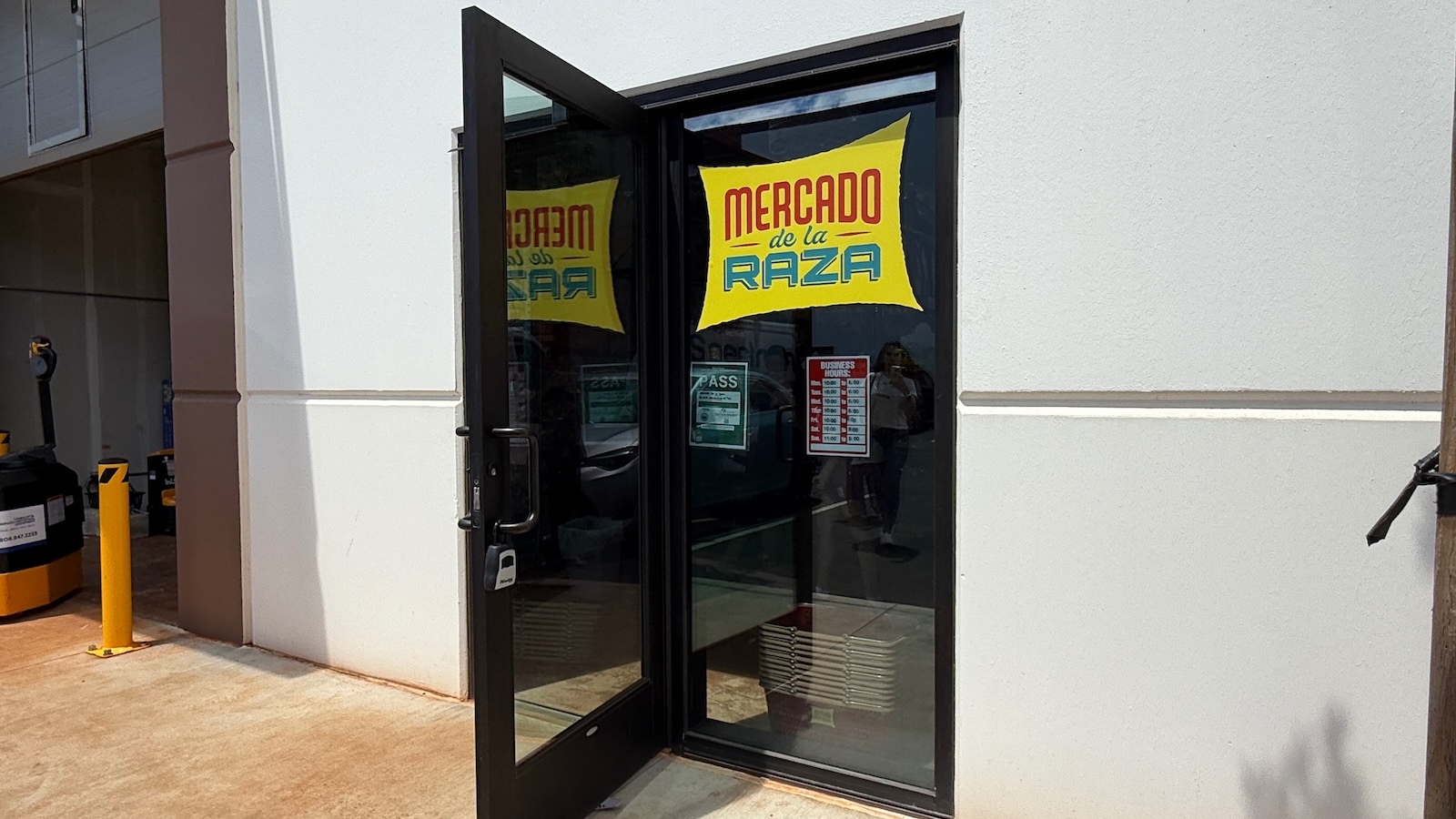 Mercado de la Raza sign
