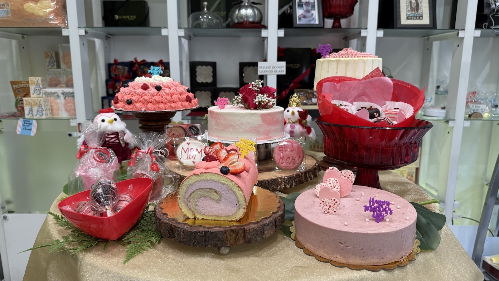 decorated Mother's Day cakes