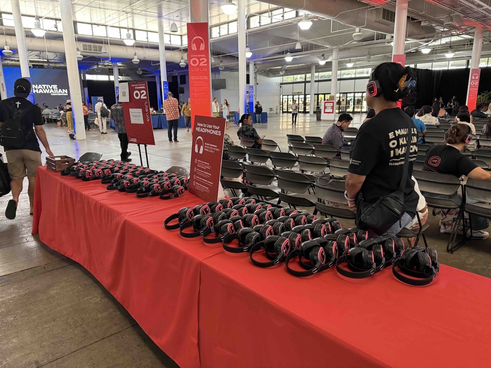 Throughout the three-day convention, attendees could tune into multiple panel events all happening simultaneously with color-coordinated, Bluetooth headphones, while sitting down to watch, teleworking or remaining mobile. Photos by Kelsey Kukaua Medeiros