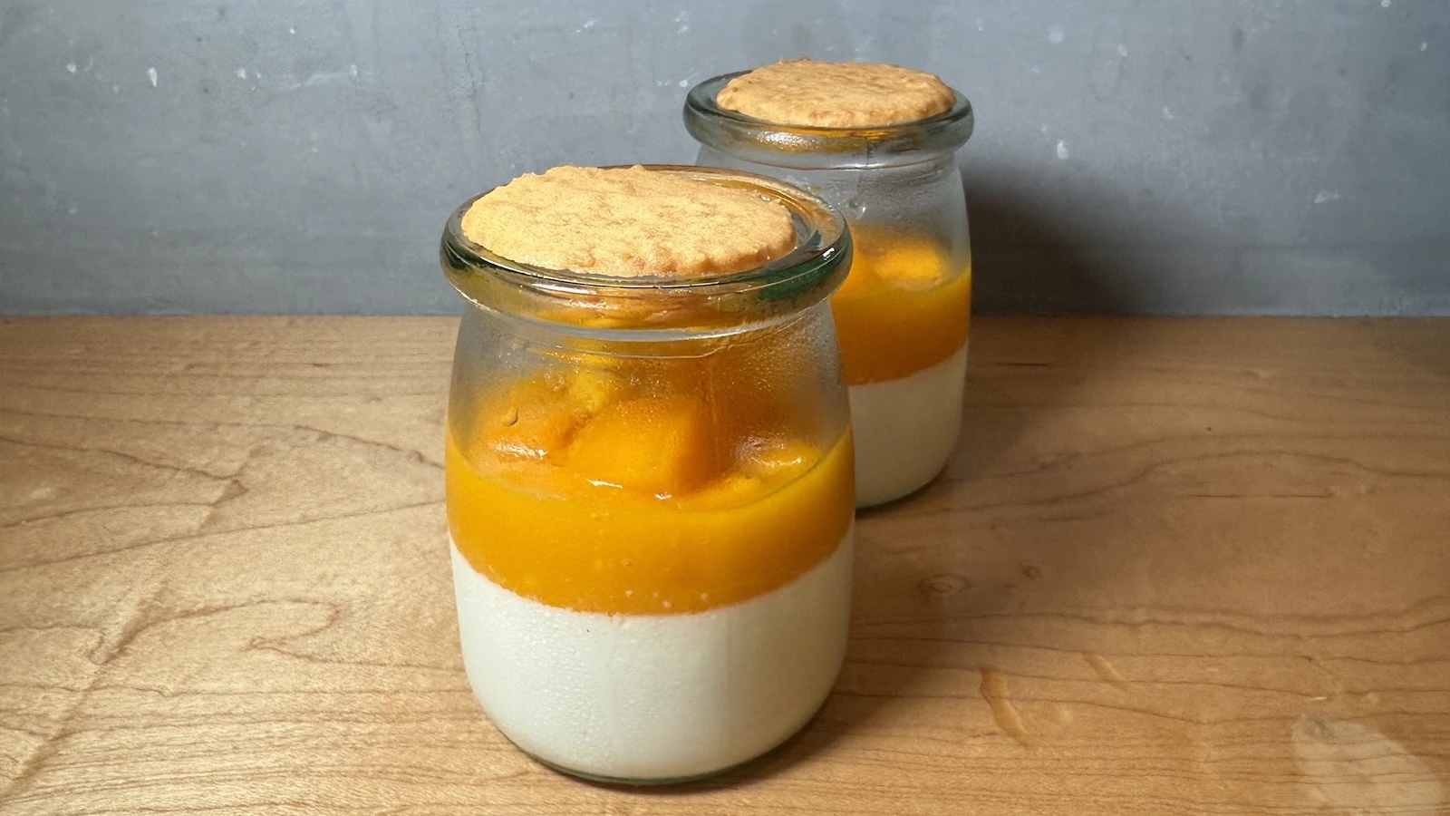 vanilla panna cotta with mango