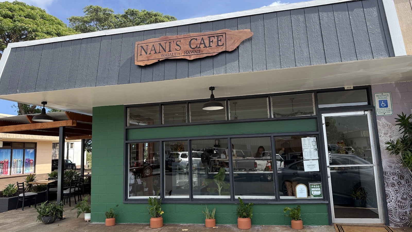 Nani's Cafe sign