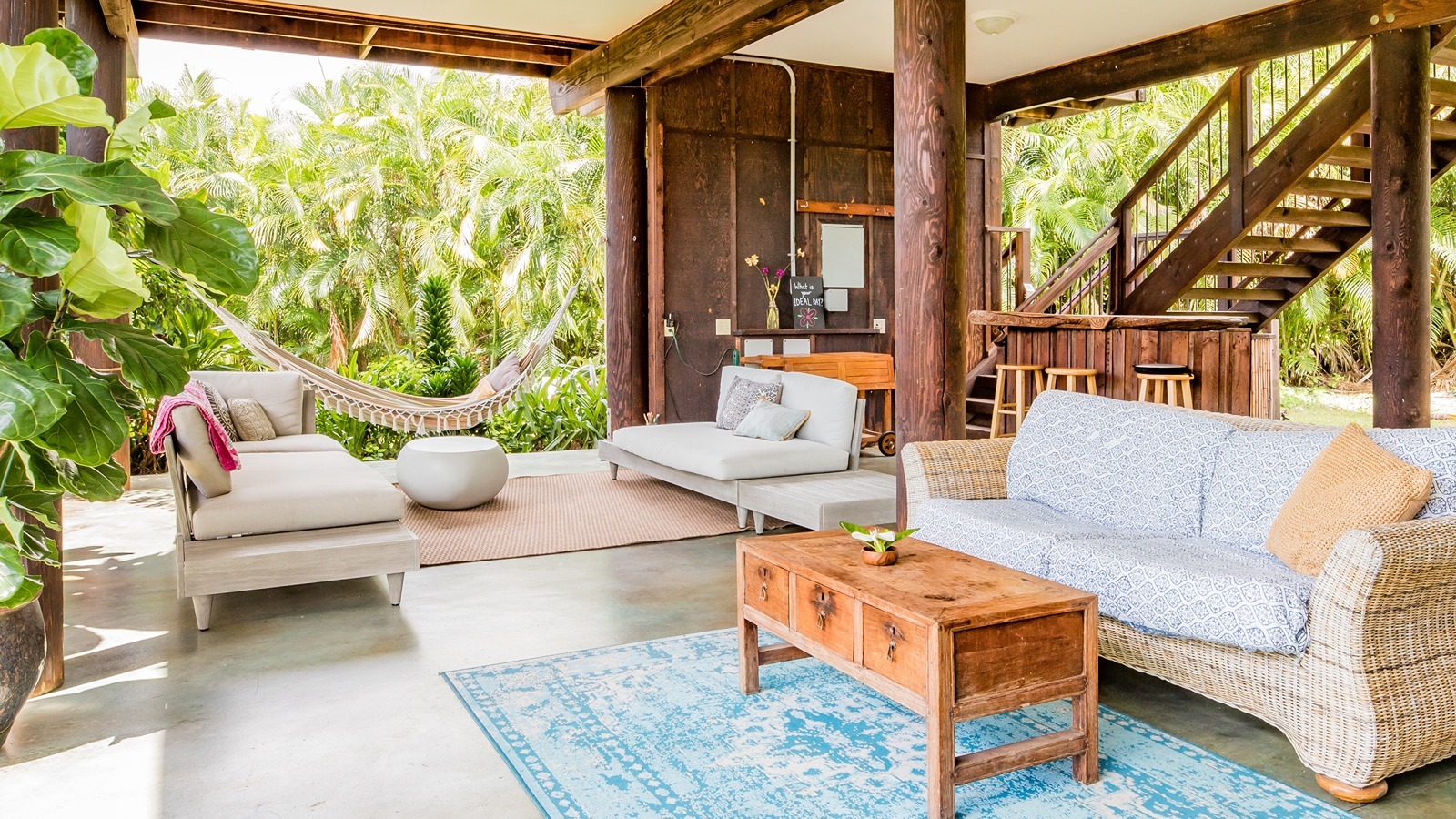 This open-air guest suite a mile from Kealakekua Bay is situated on a mango farm.